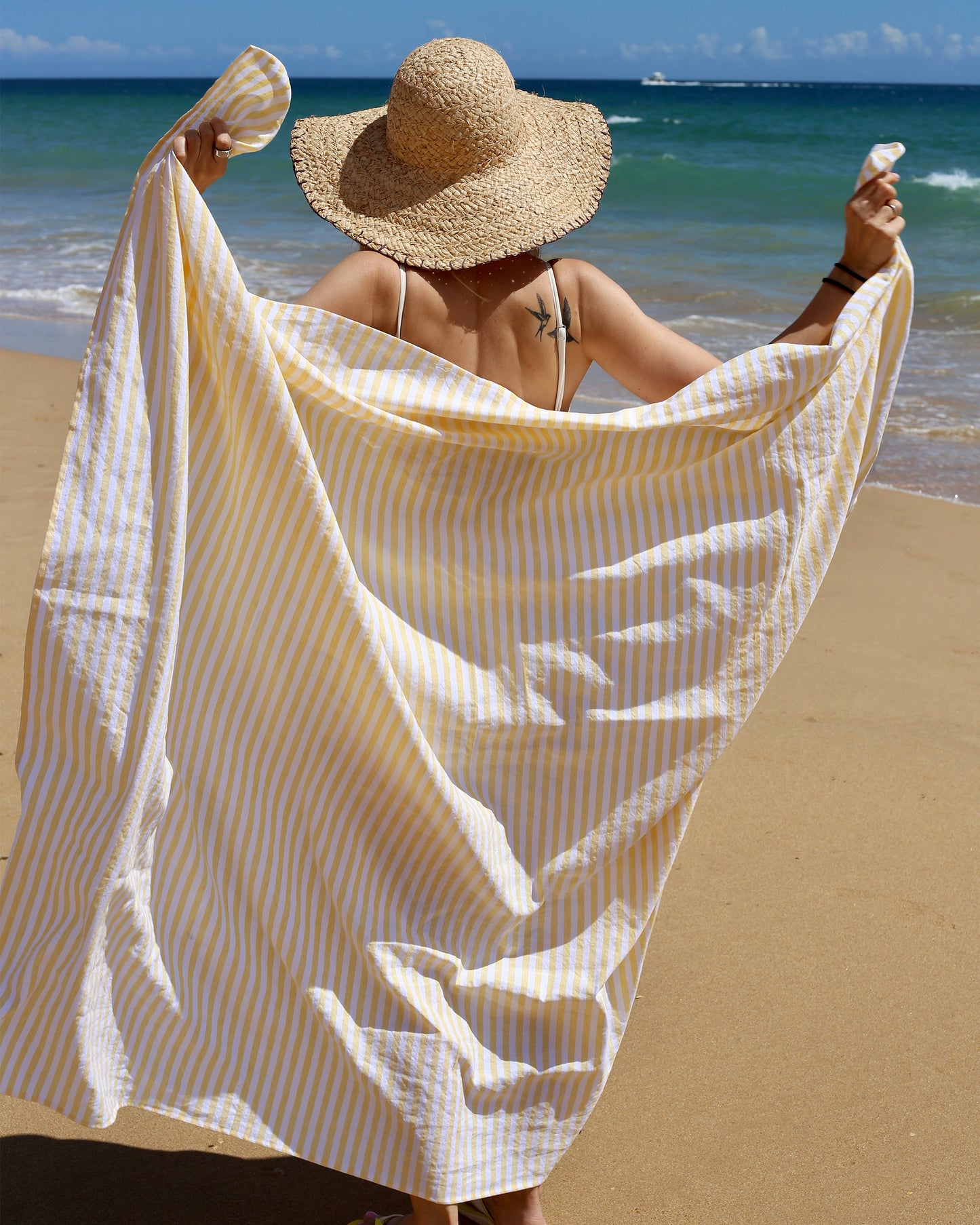 Linen beach towel in Striped yellow
