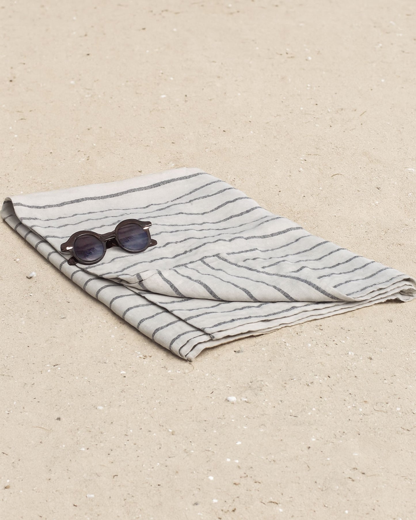 Linen beach towel in Subtle lines