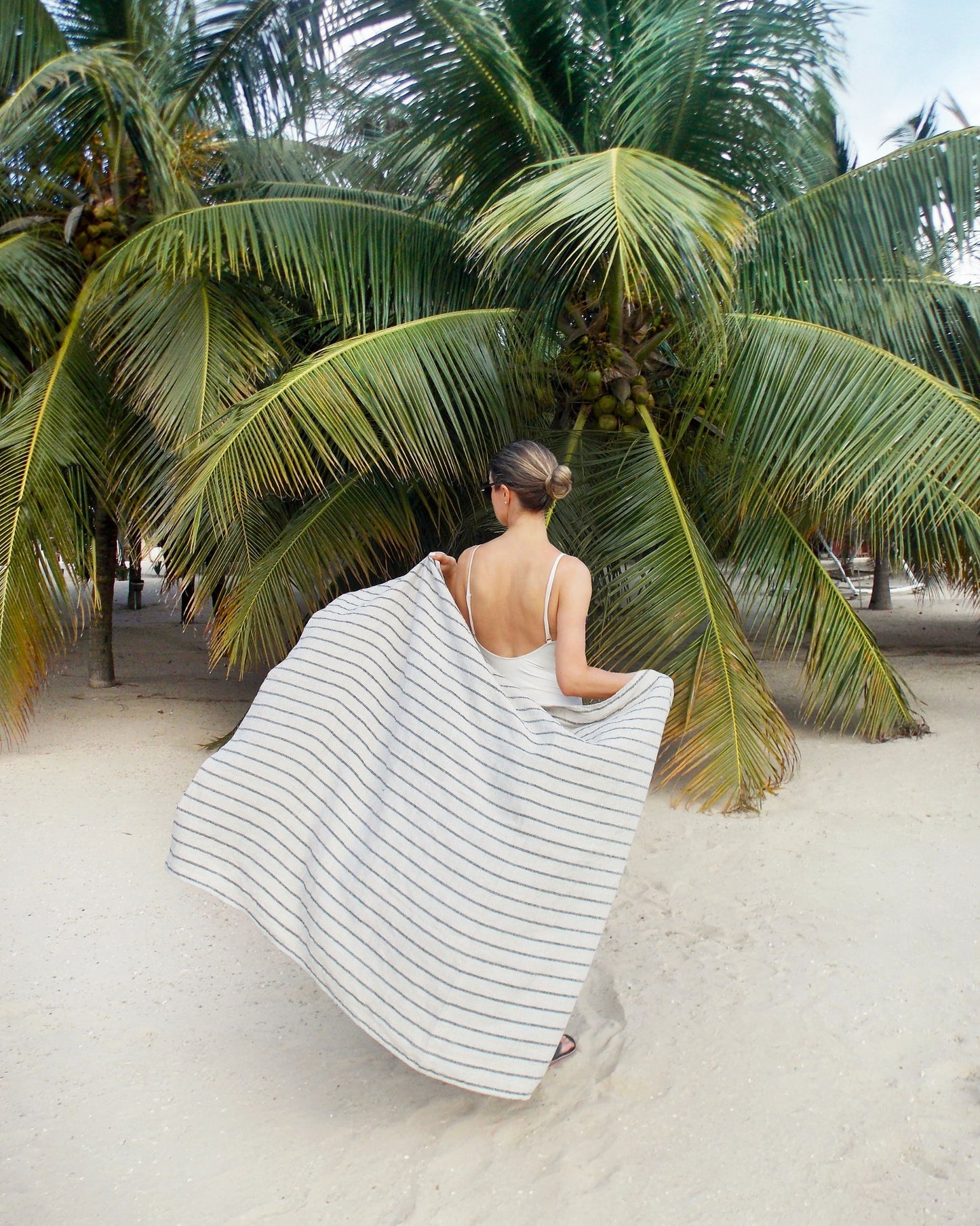 Linen beach towel in Subtle lines