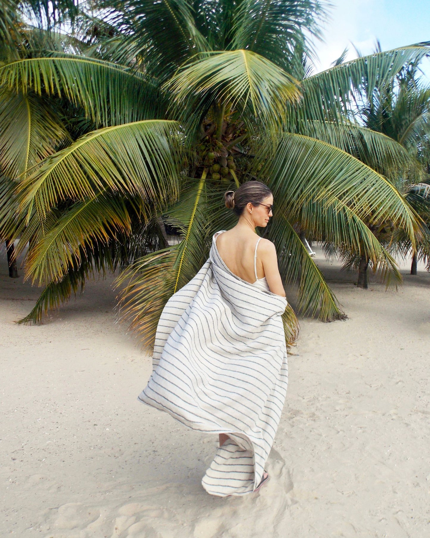 Linen beach towel in Subtle lines