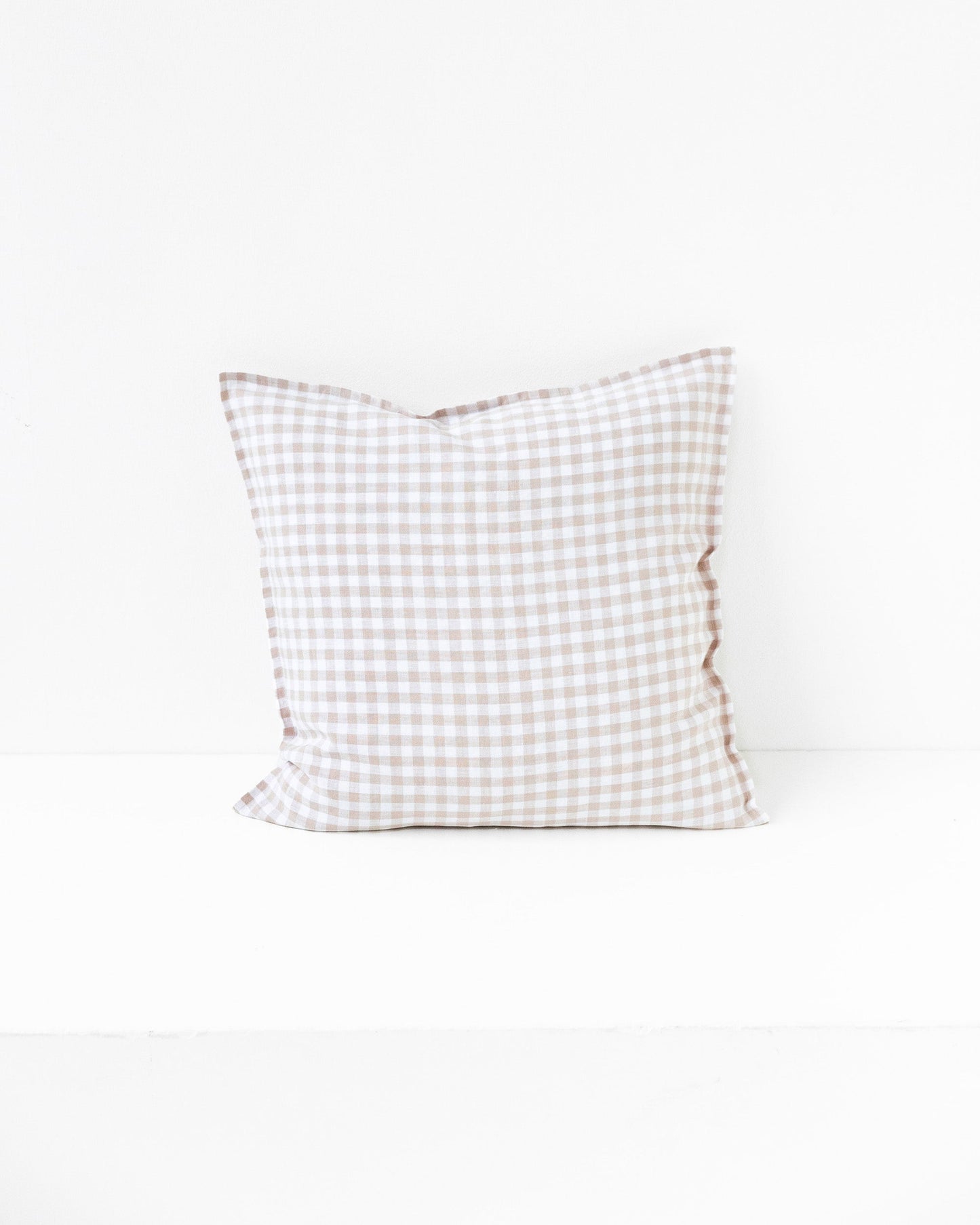 Pillow cover with buttons in Natural gingham