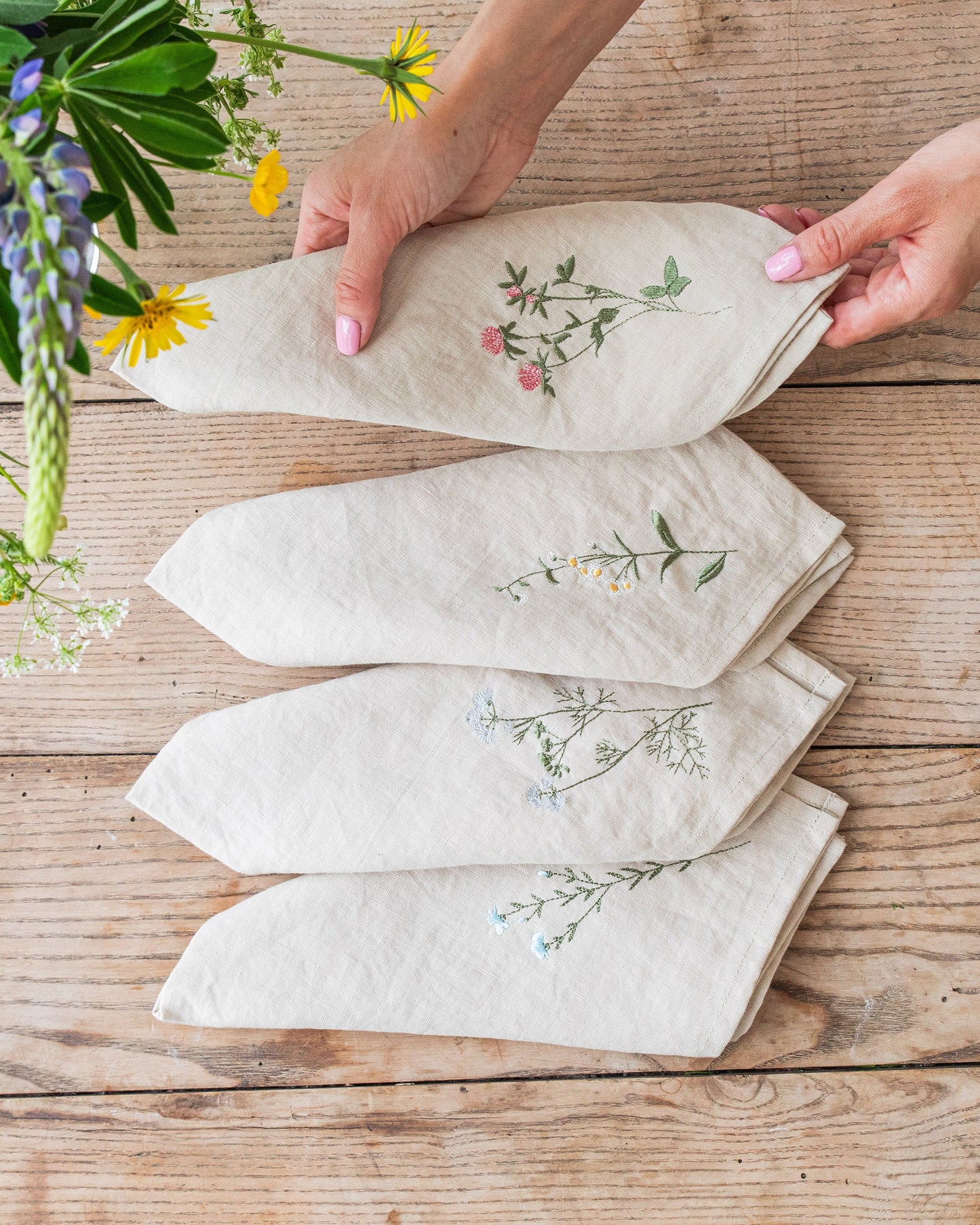 Wildflower embroidered napkin set of 4 - MagicLinen
