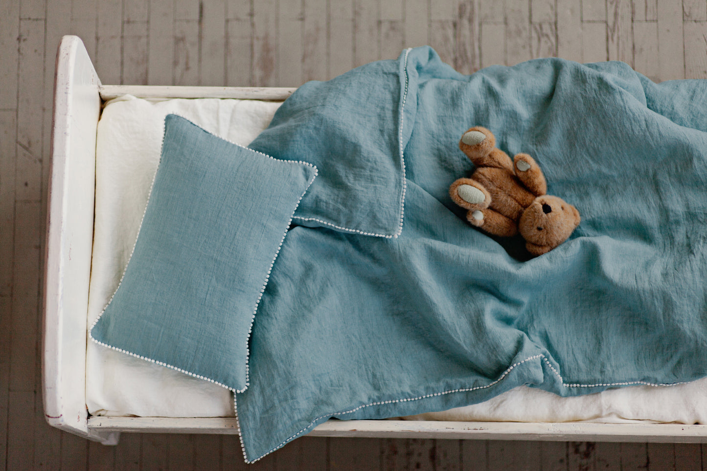 Baby duvet set with pom poms