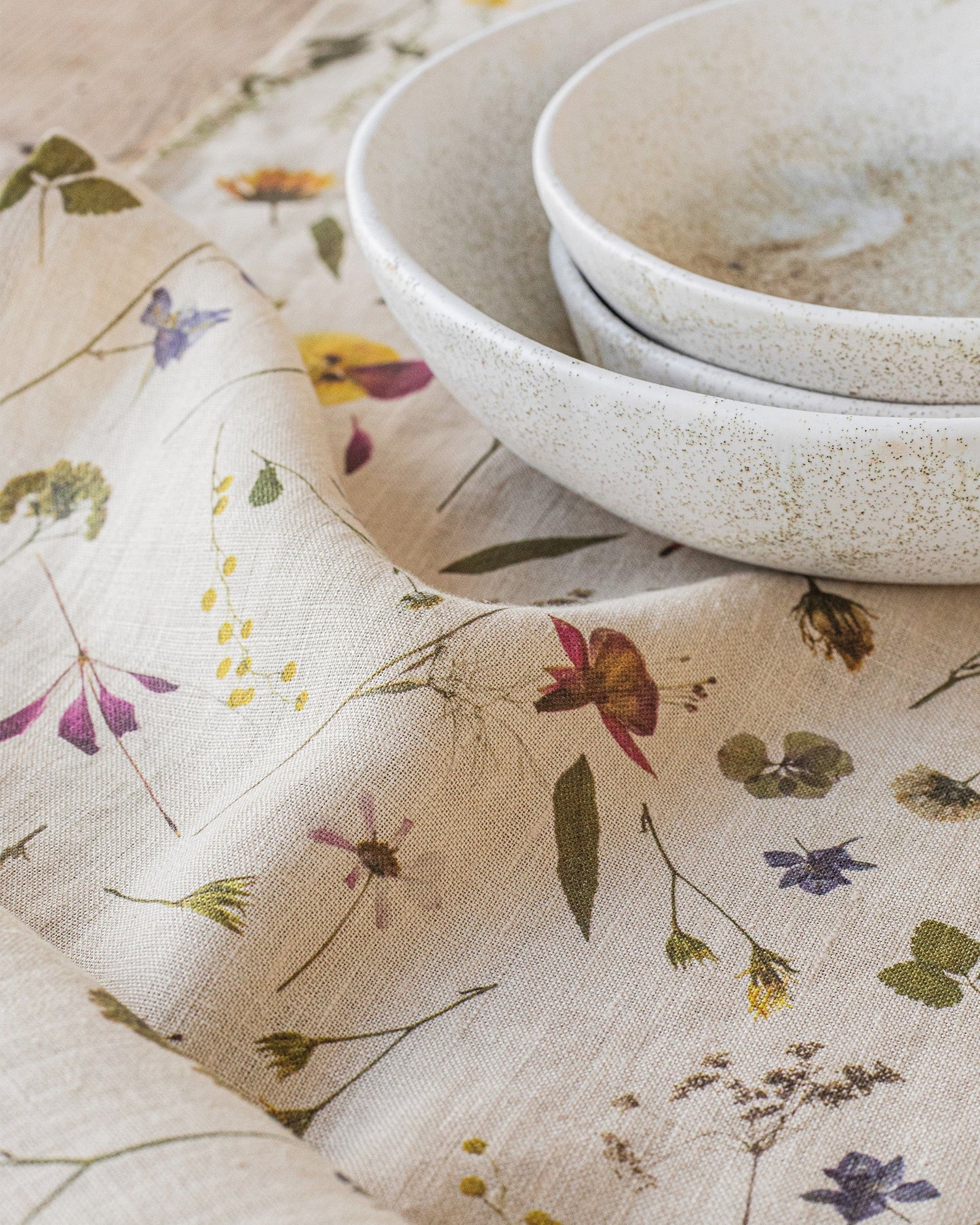 Linen table runner in Botanical print - MagicLinen