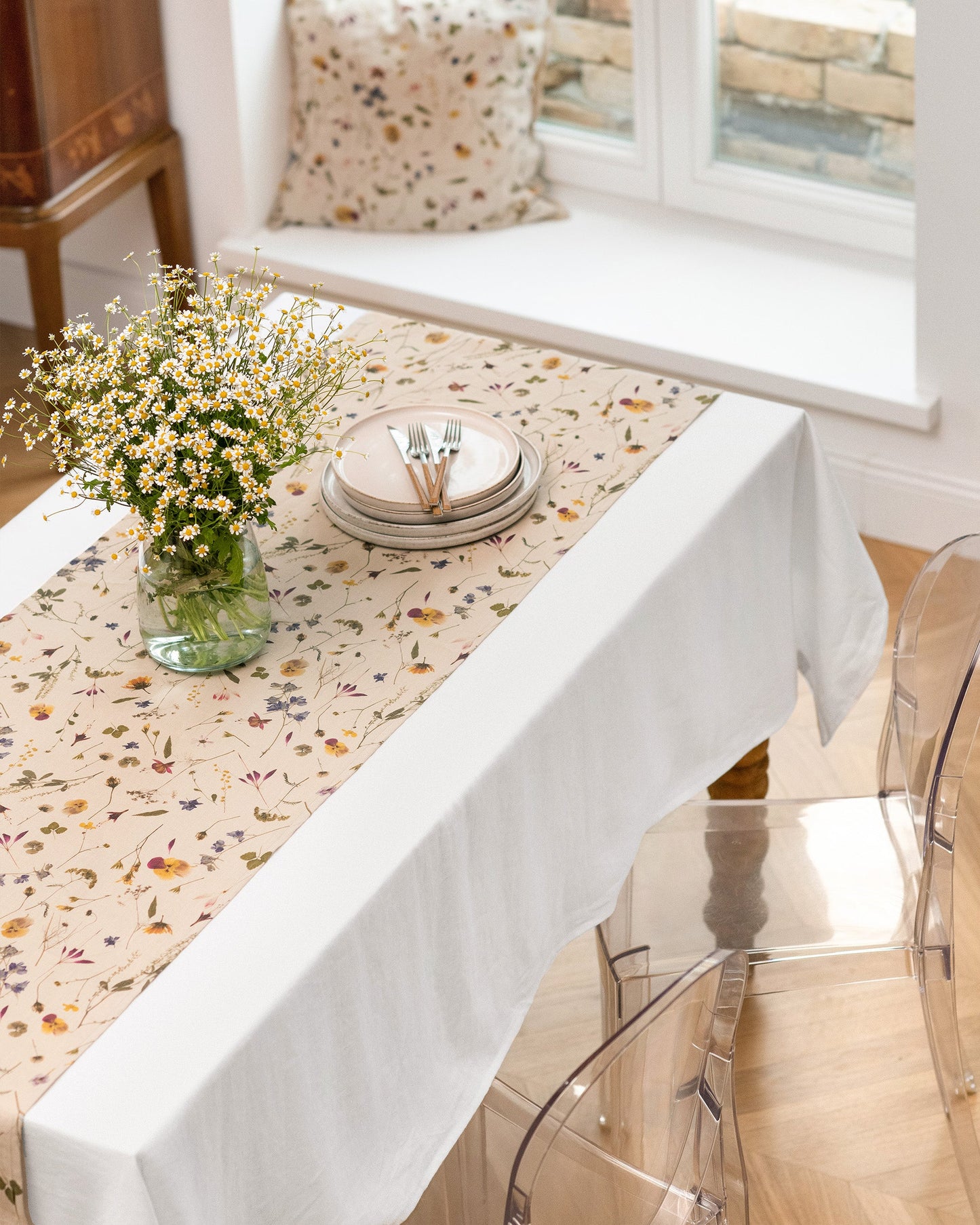 Linen table runner in Botanical print - MagicLinen