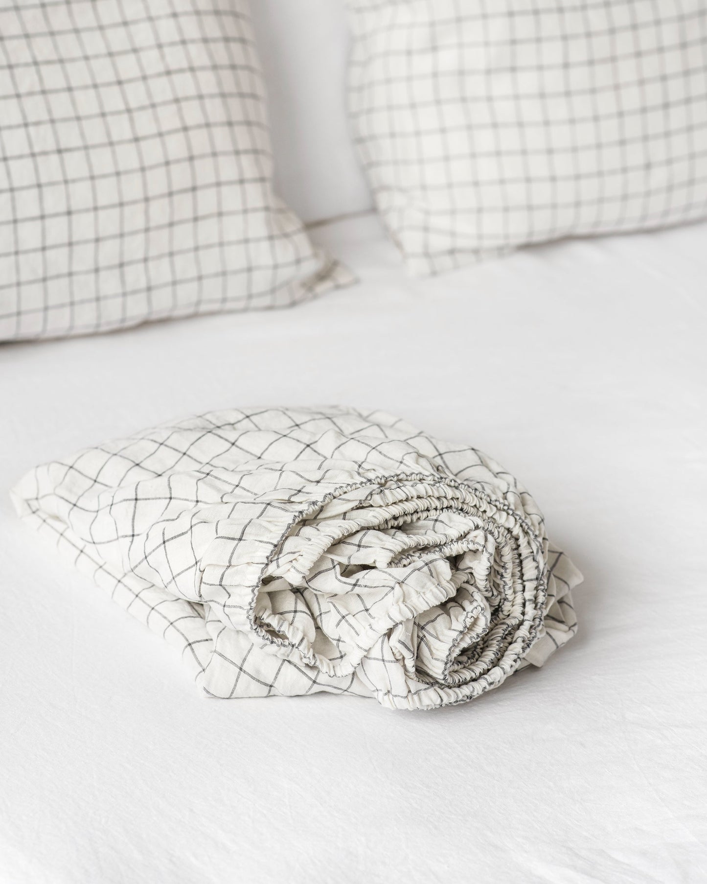 Charcoal grid linen fitted sheet - MagicLinen