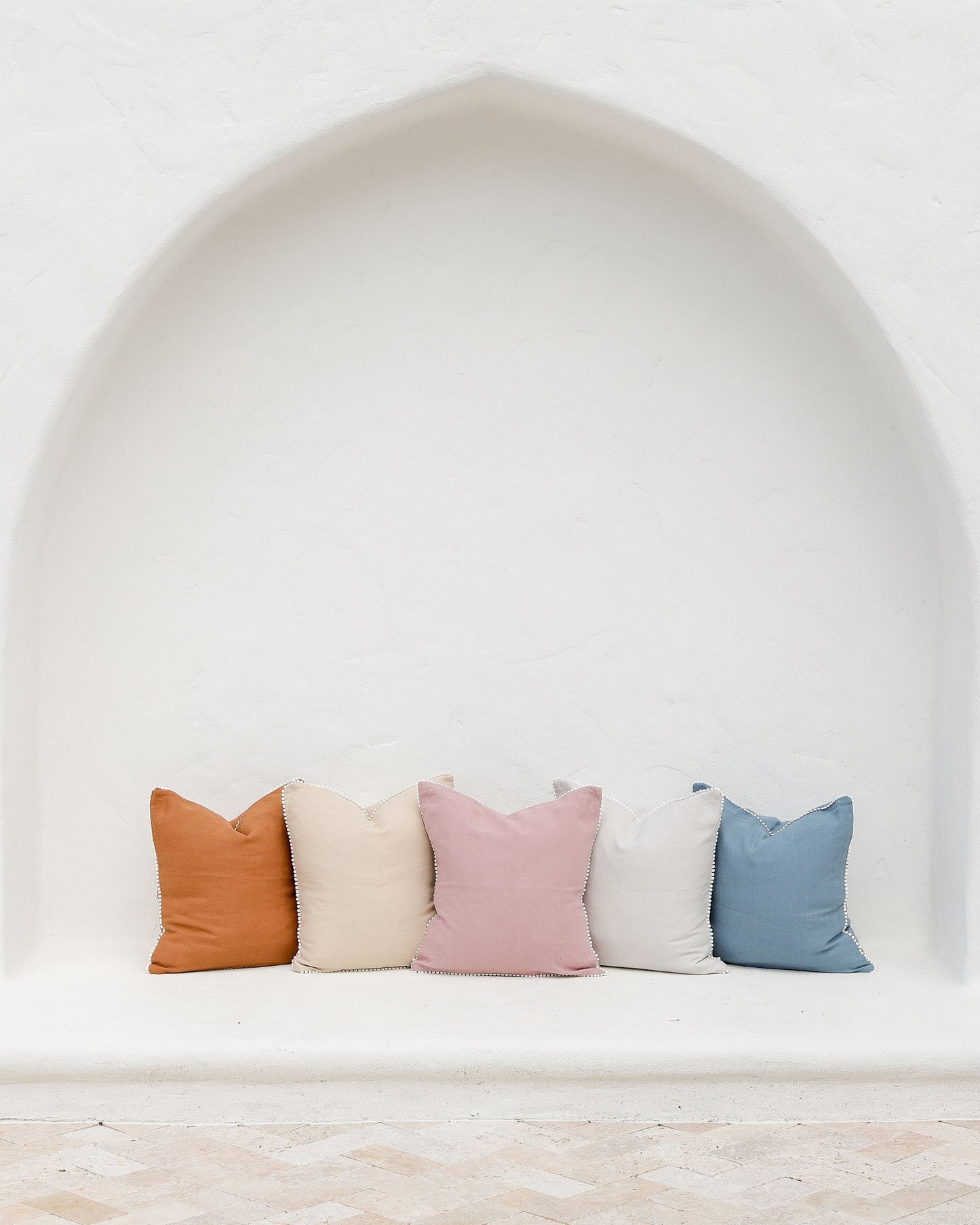 Cushion cover with pom poms - MagicLinen
