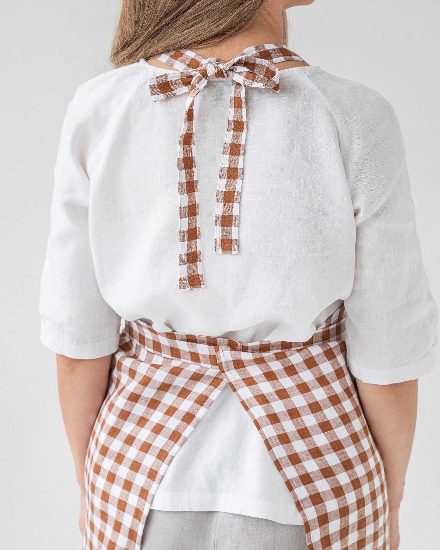 Linen bib apron in Cinnamon gingham - MagicLinen