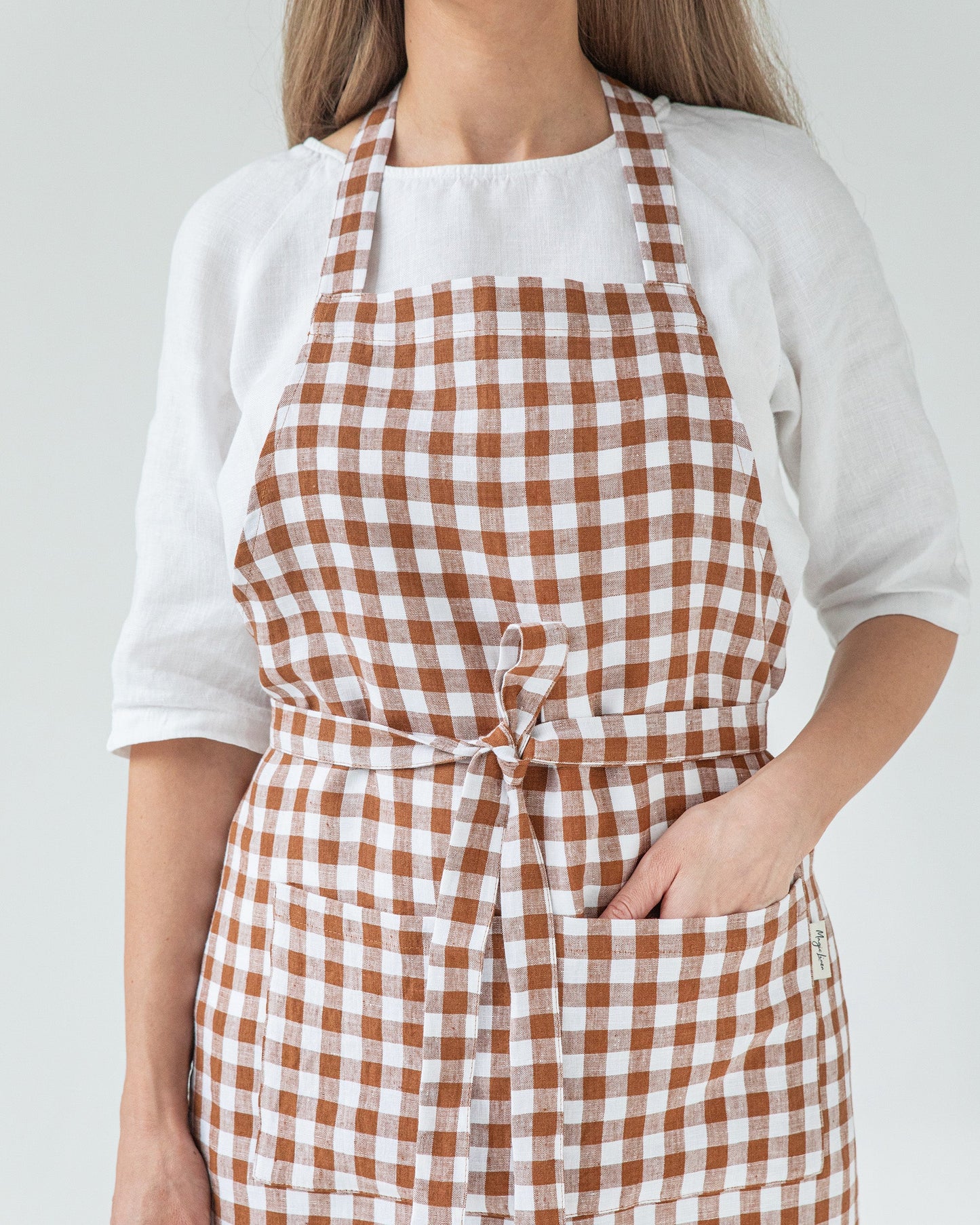 Linen bib apron in Cinnamon gingham - MagicLinen