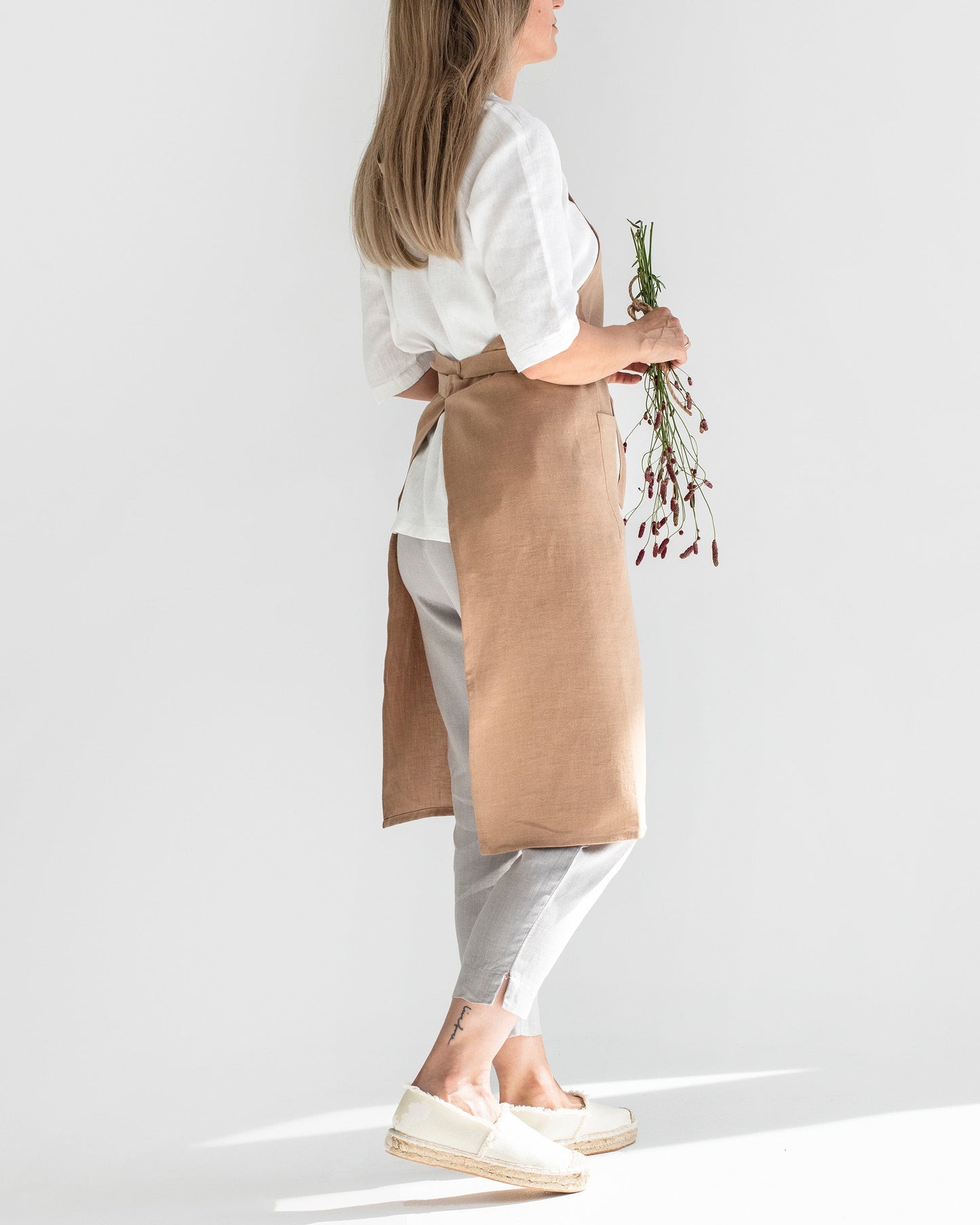 Linen bib apron in Latte - MagicLinen