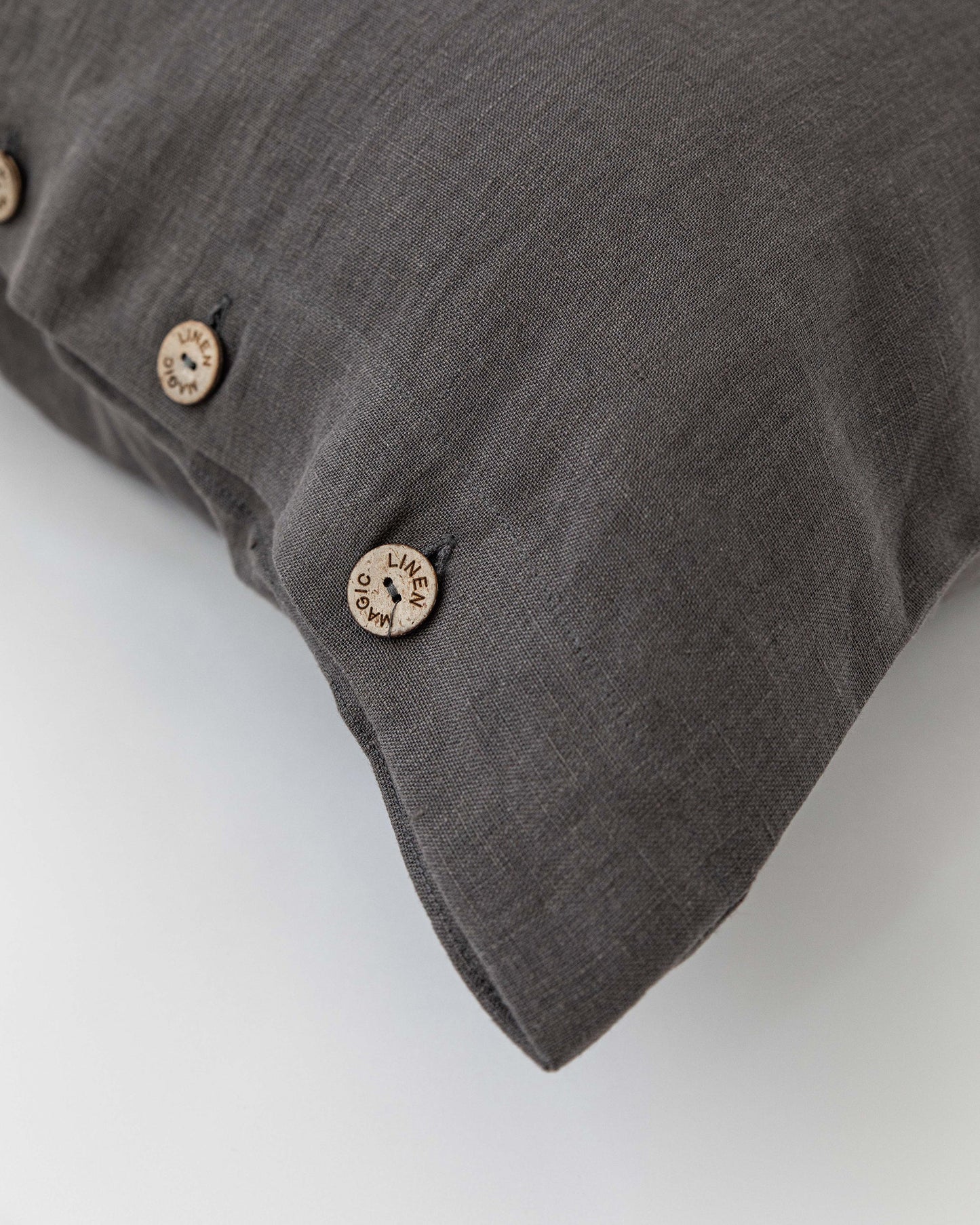 Linen pillowcase with buttons - MagicLinen