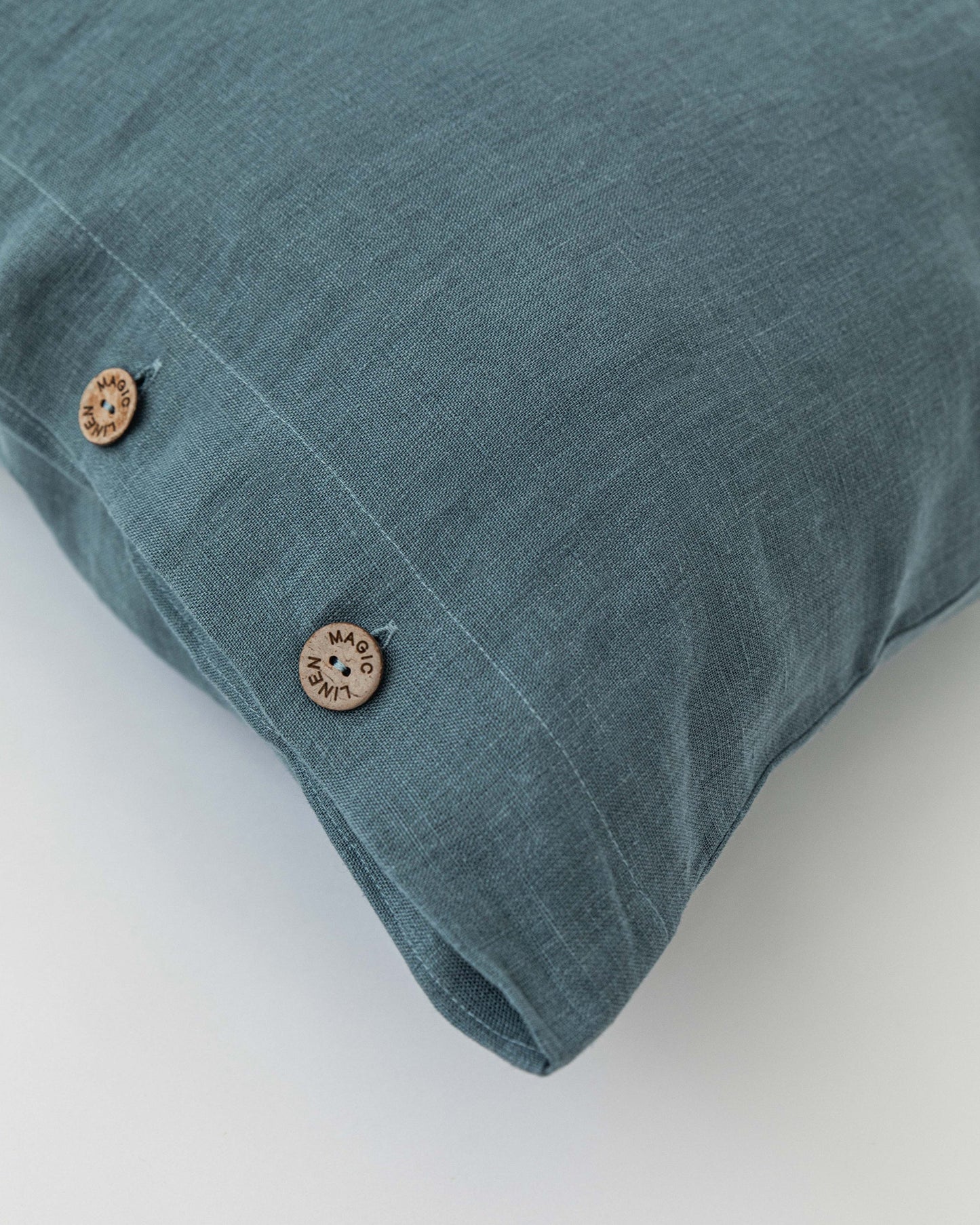 Linen pillowcase with buttons - MagicLinen