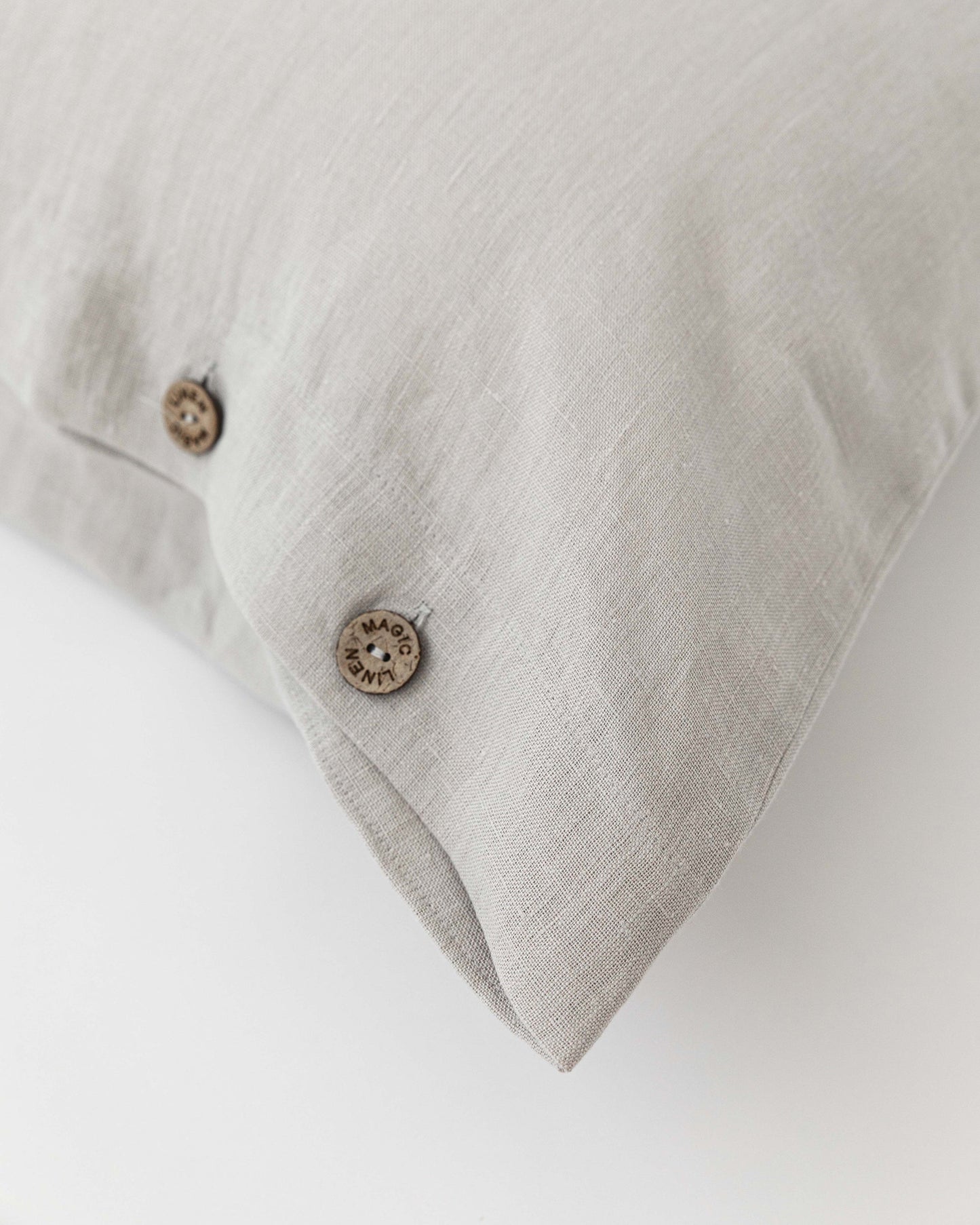 Linen pillowcase with buttons - MagicLinen