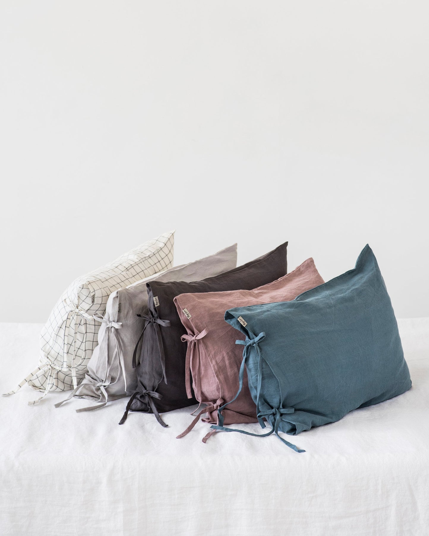 Linen pillowcase with ties - MagicLinen