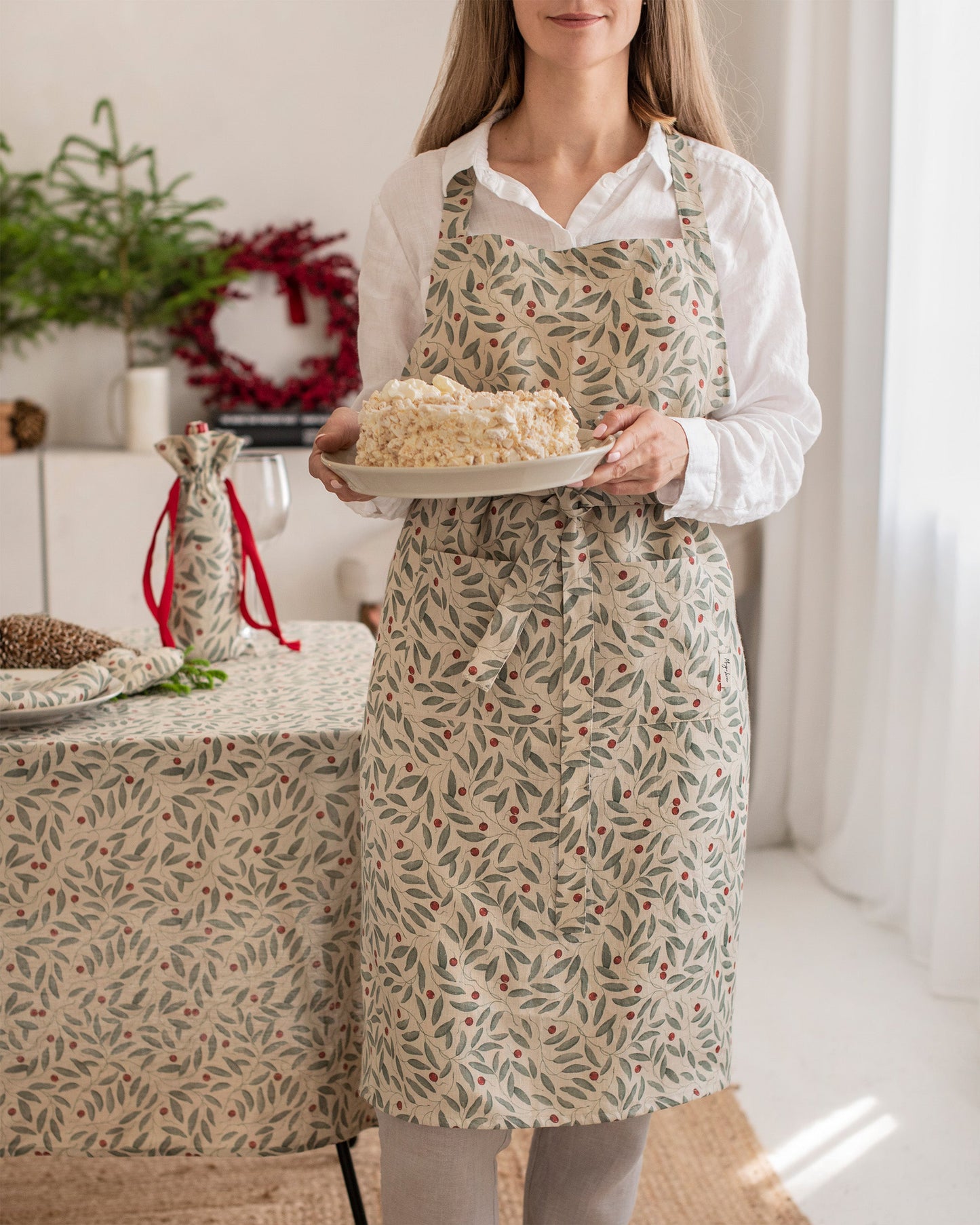 Linen bib apron in Mistletoe print - MagicLinen