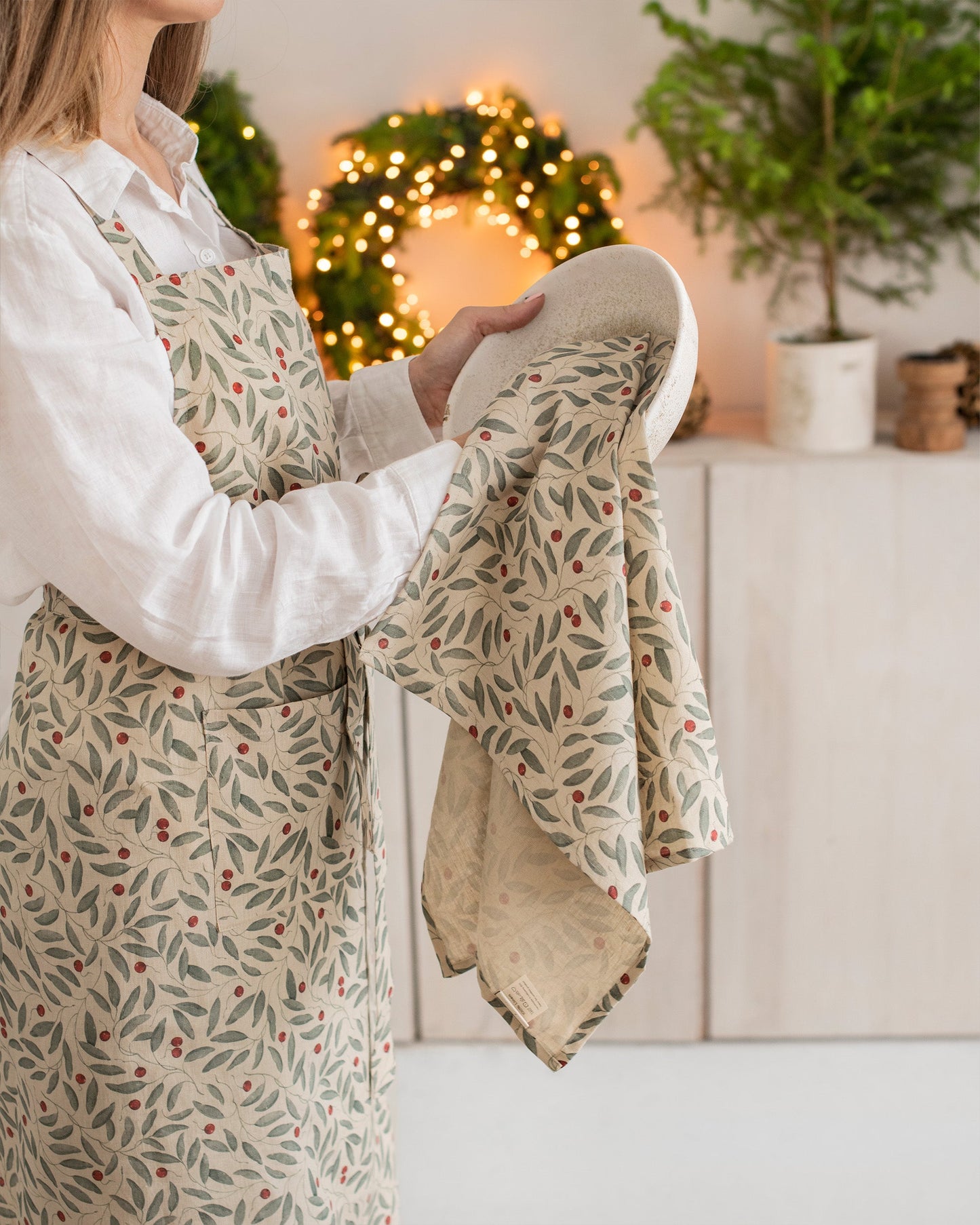 Linen bib apron in Mistletoe print - MagicLinen