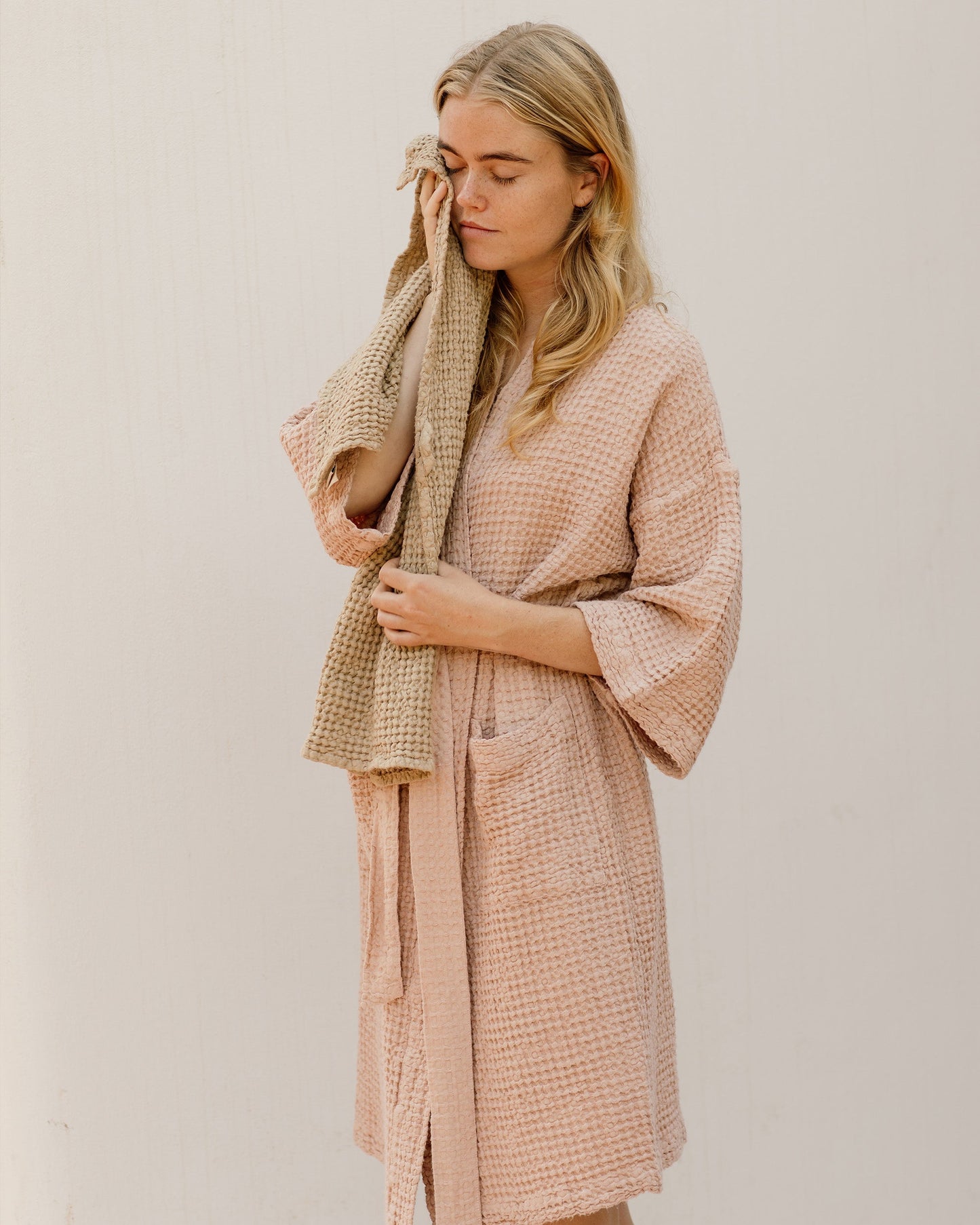 Peach Short waffle bath robe - MagicLinen