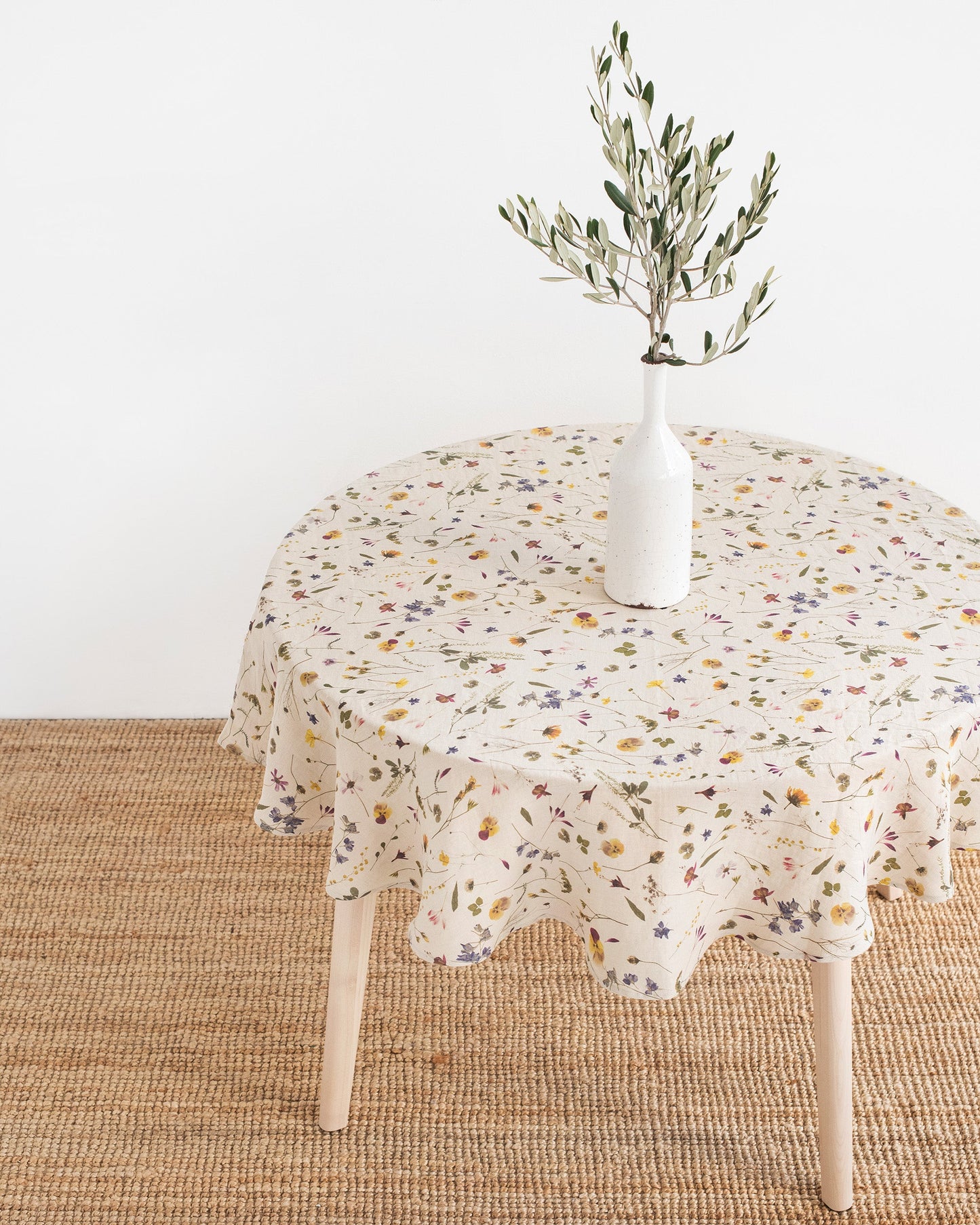 Round linen tablecloth in Botanical Print - MagicLinen