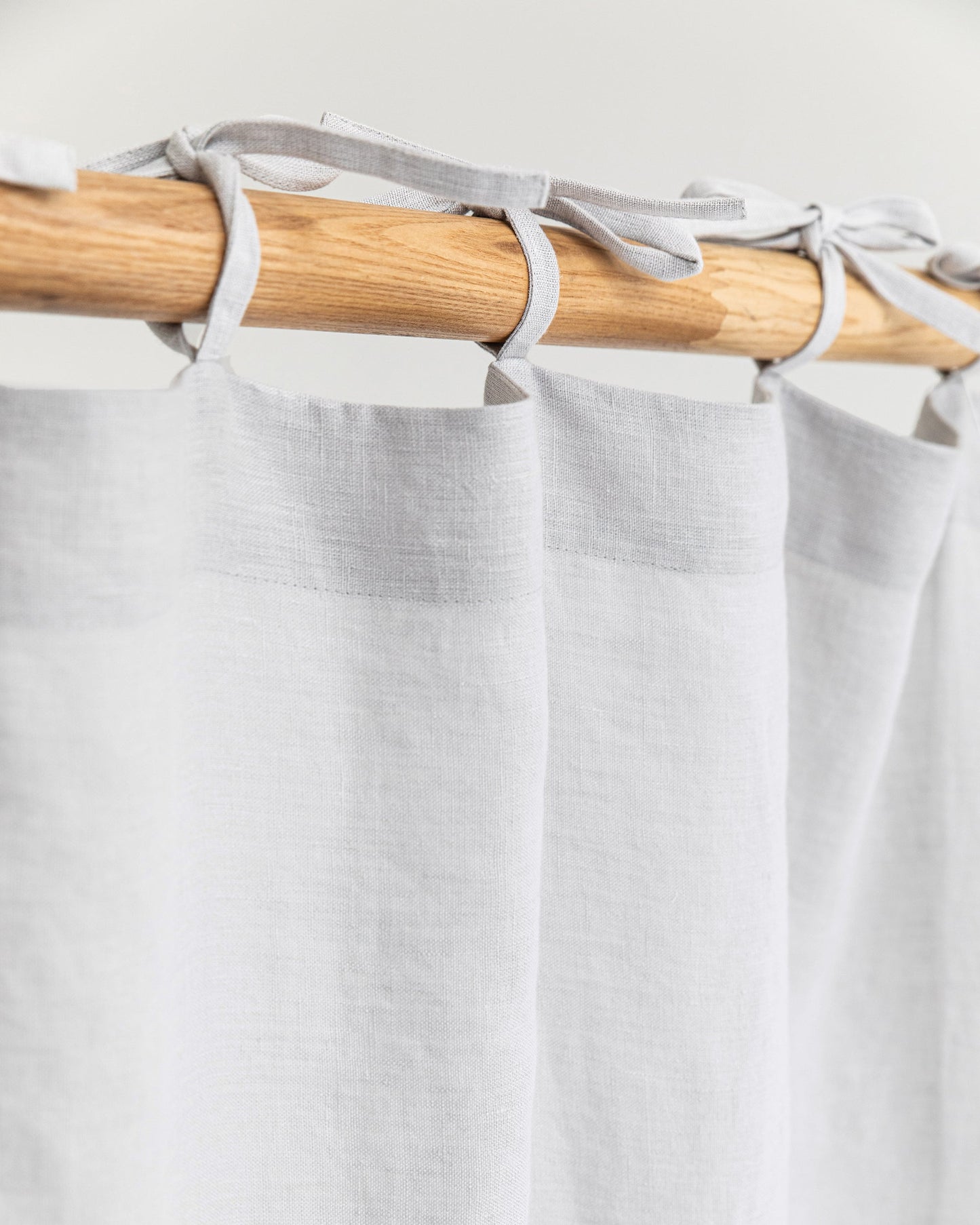 Tie top linen curtain panel (1 pcs) in Light gray - MagicLinen