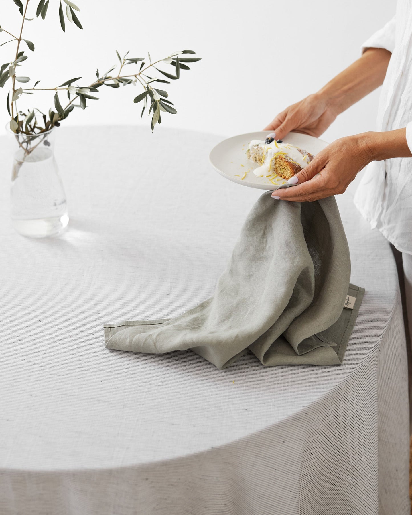 Round linen tablecloth in Pinstripe black