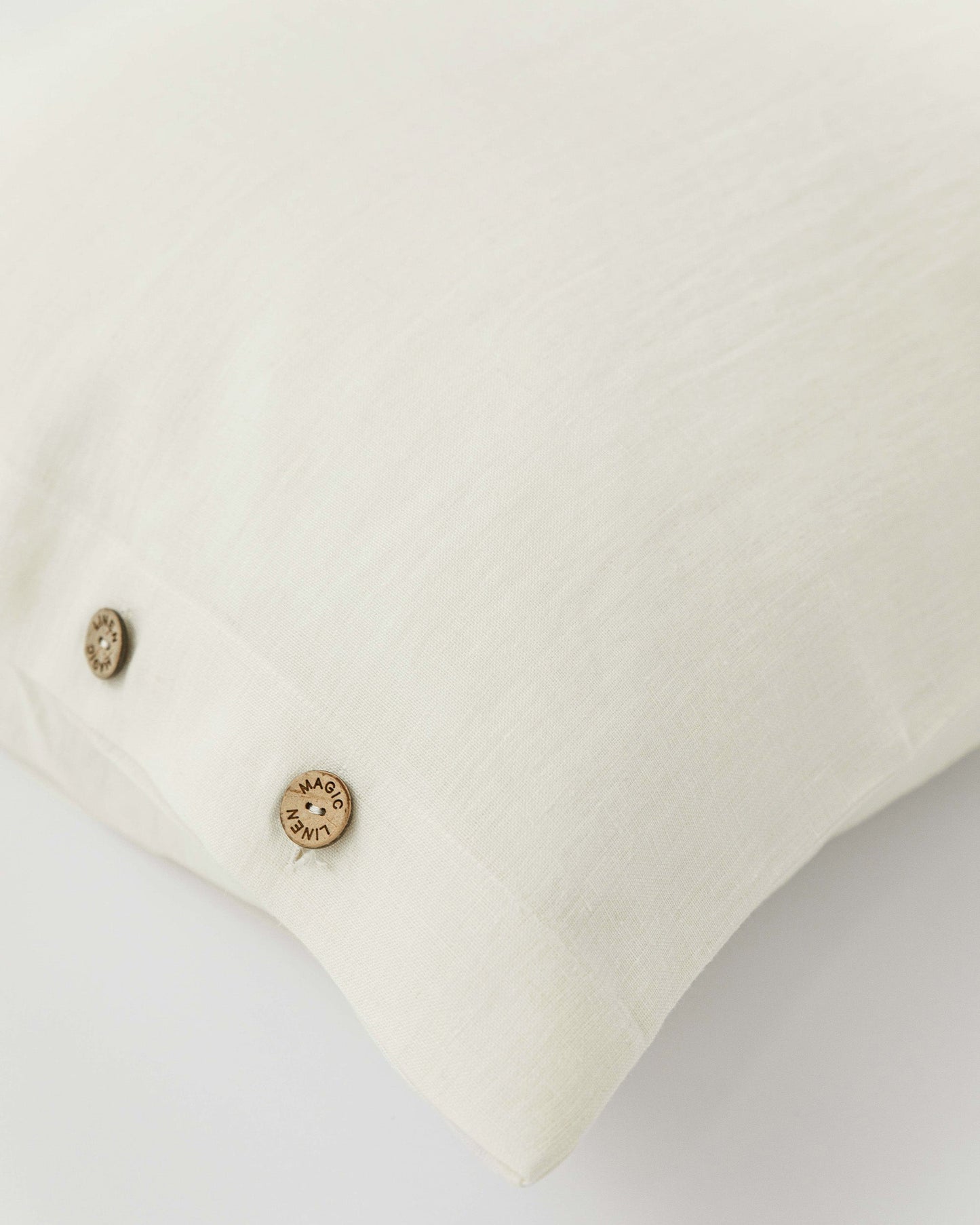 Linen pillowcase with buttons