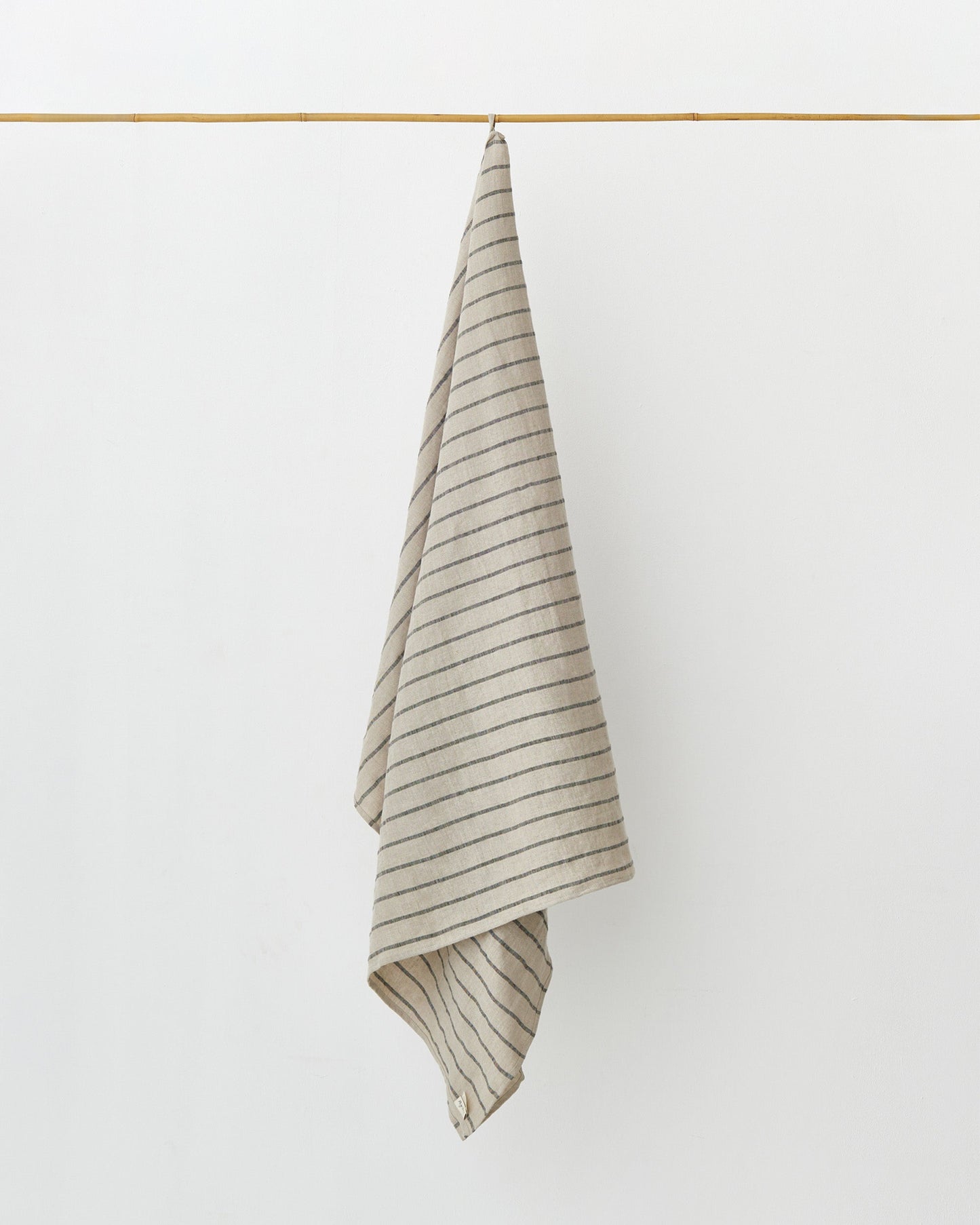Subtle lines Linen bath towel