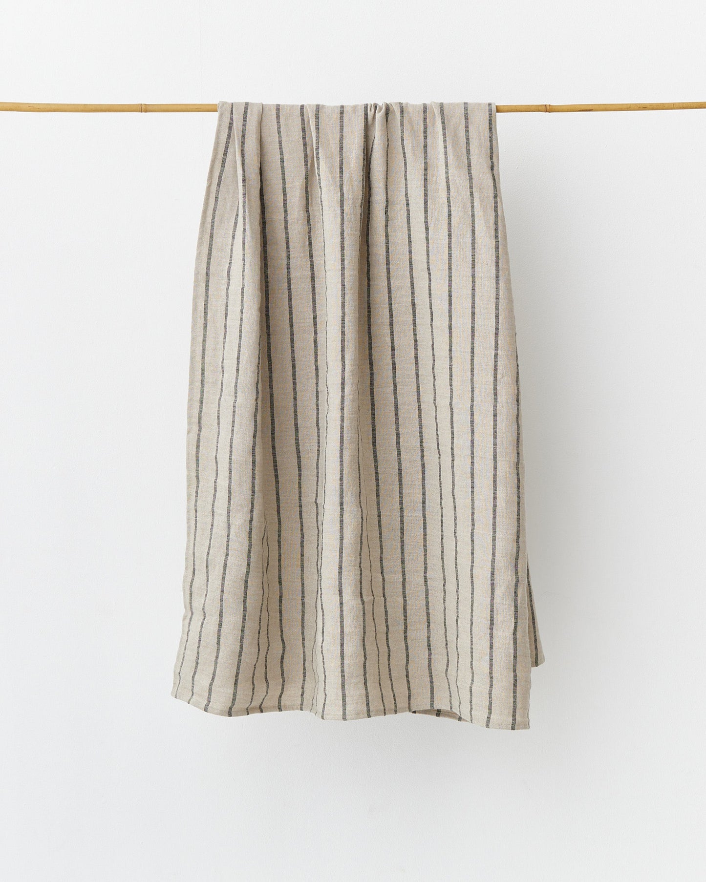 Subtle lines Linen bath towel