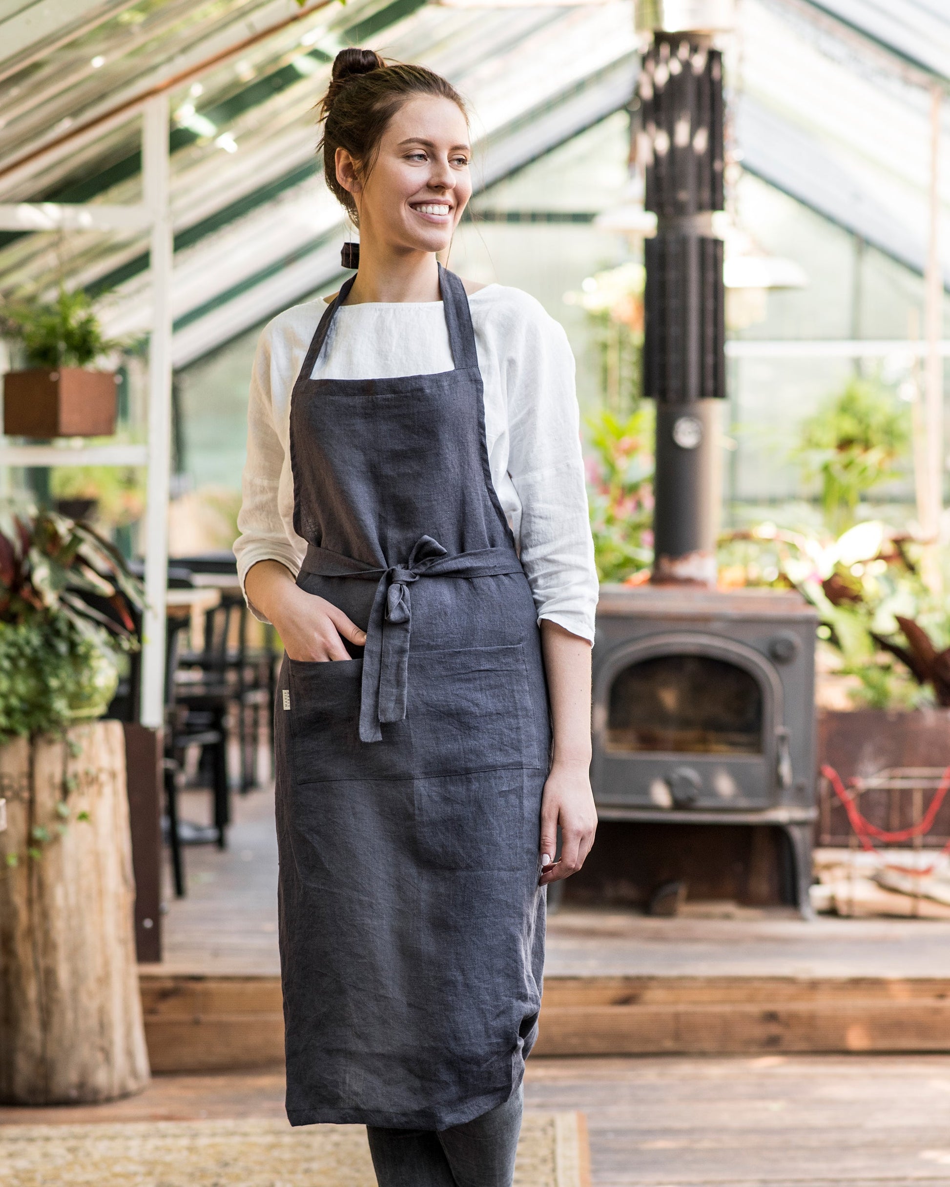 Linen bib apron in Charcoal gray - MagicLinen