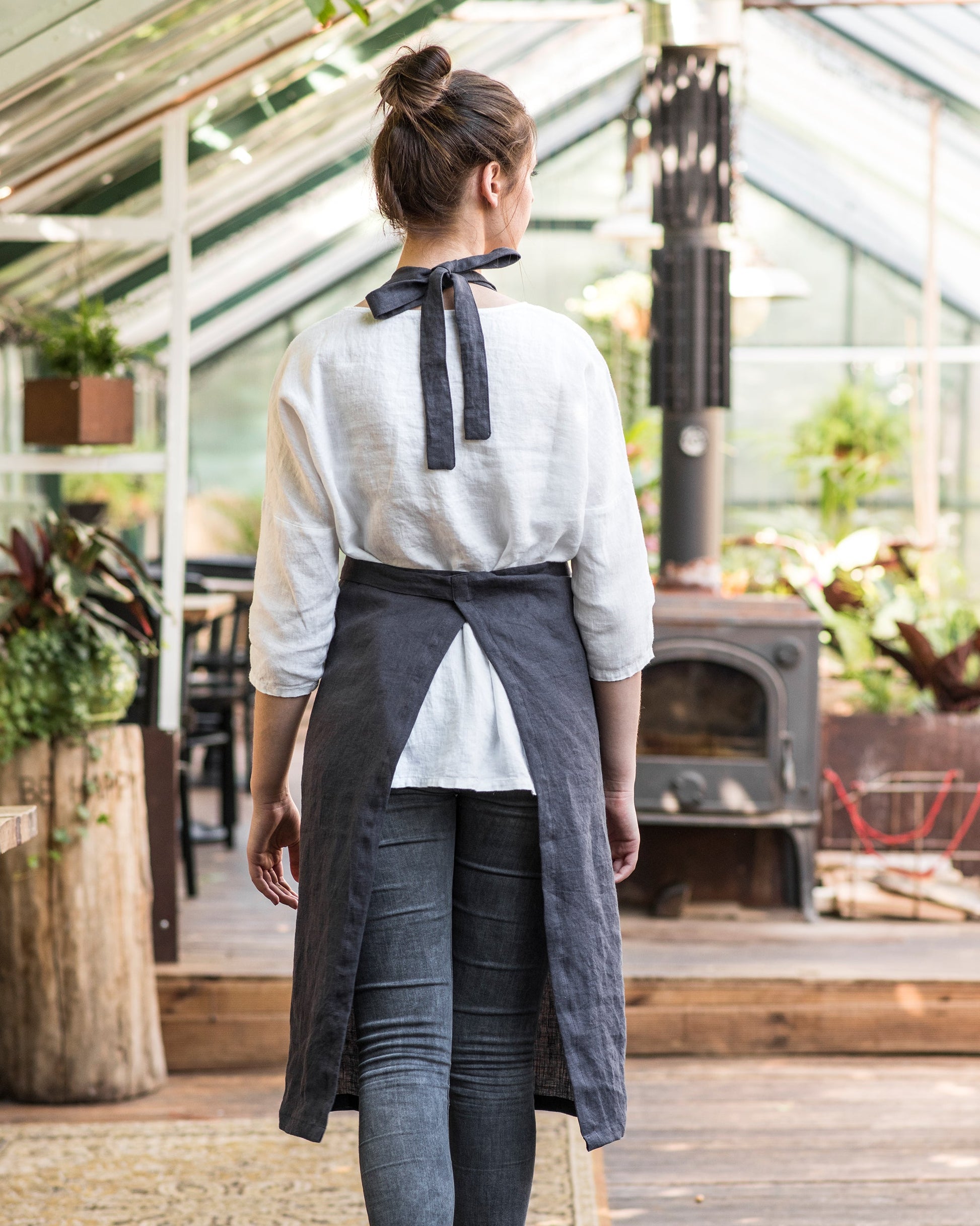 Linen bib apron in Charcoal gray - MagicLinen