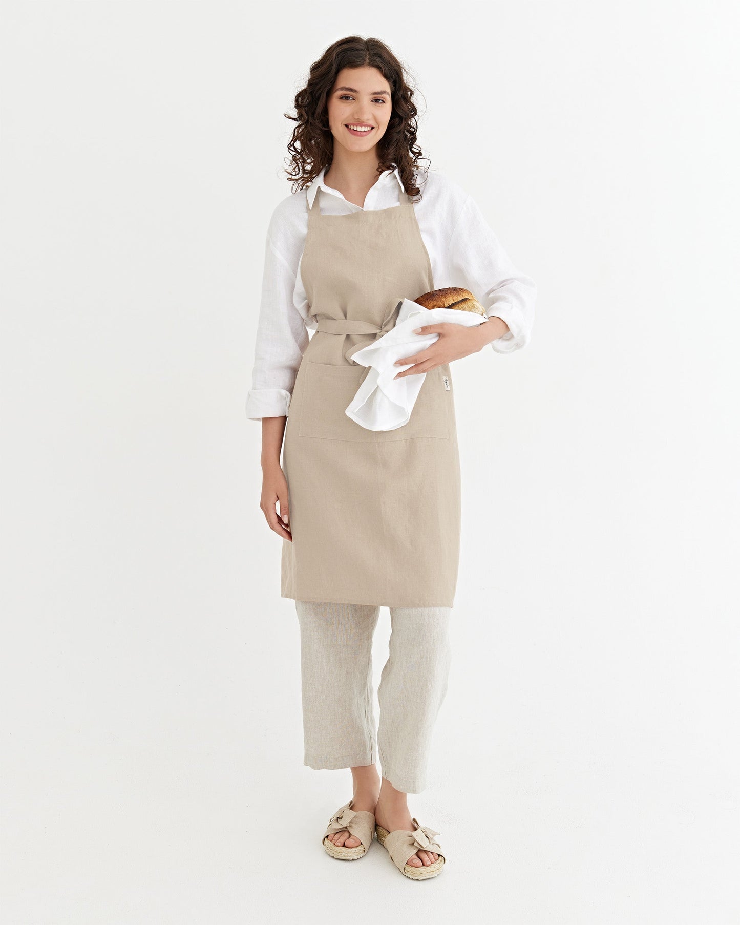 Linen bib apron in Natural linen