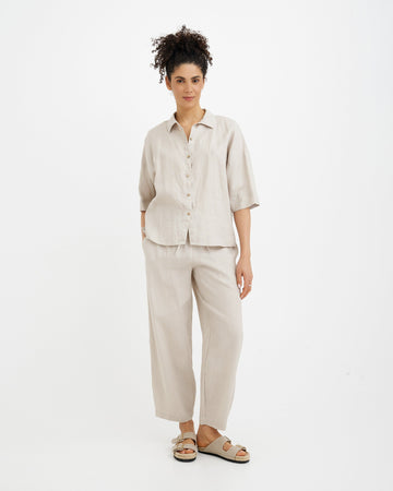 Linen pajama set AVEIRA in Natural flax | MagicLinen modelBoxOn2