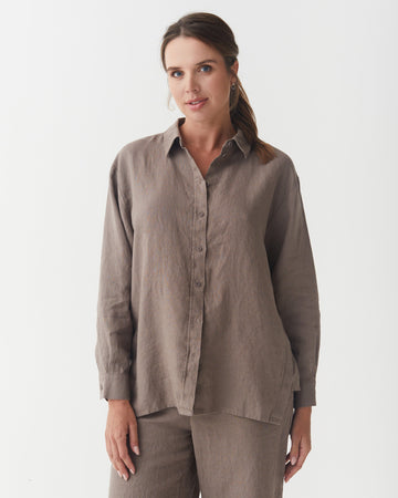 Long-Sleeve Linen Shirt ISLAY in Deep taupe | MagicLinen modelBoxOn