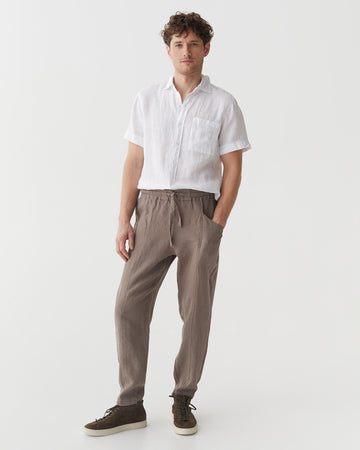 Men's linen pants TRUCKEE in Deep taupe | MagicLinen modelBoxOn