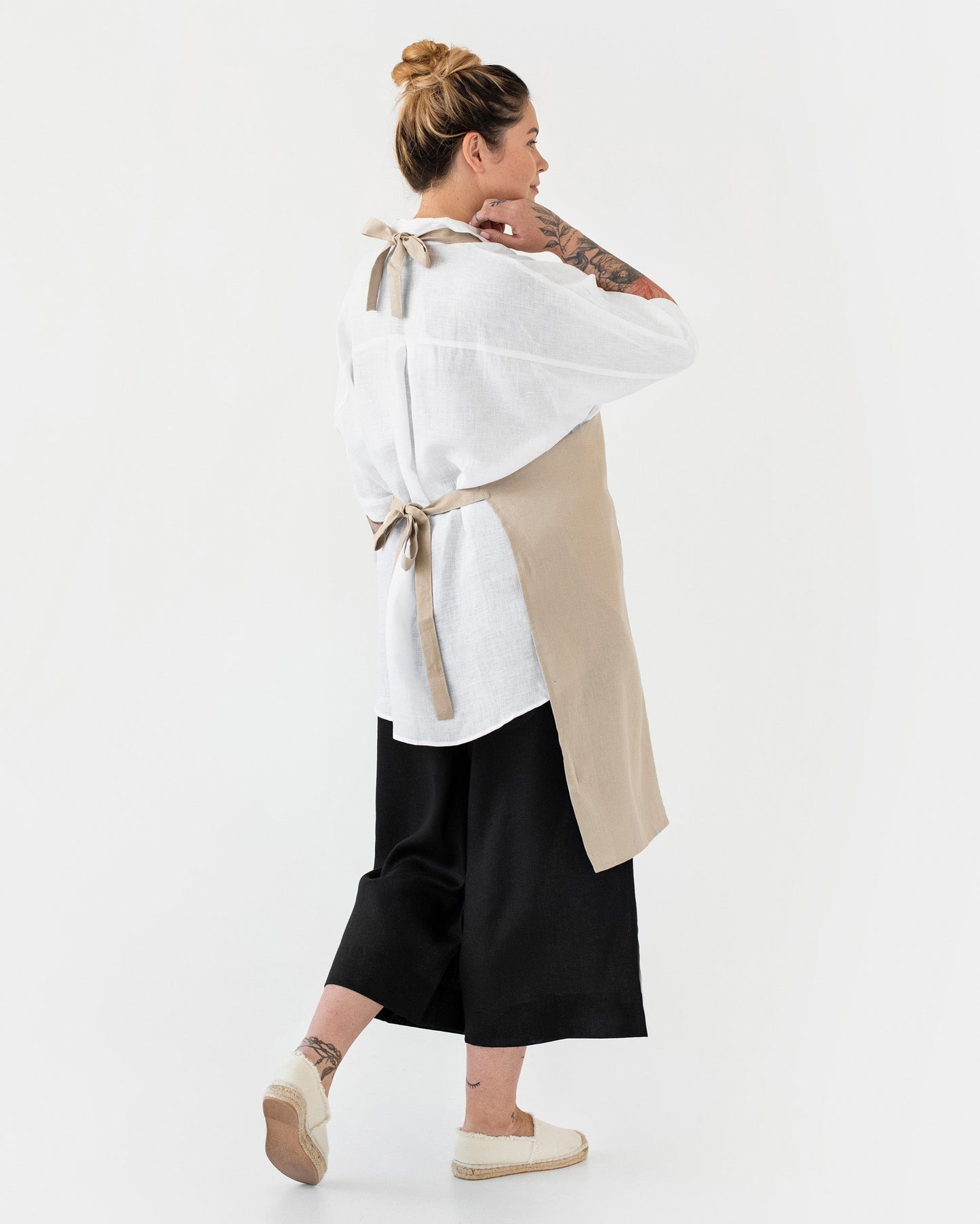 Linen bib apron in Natural linen | MagicLinen