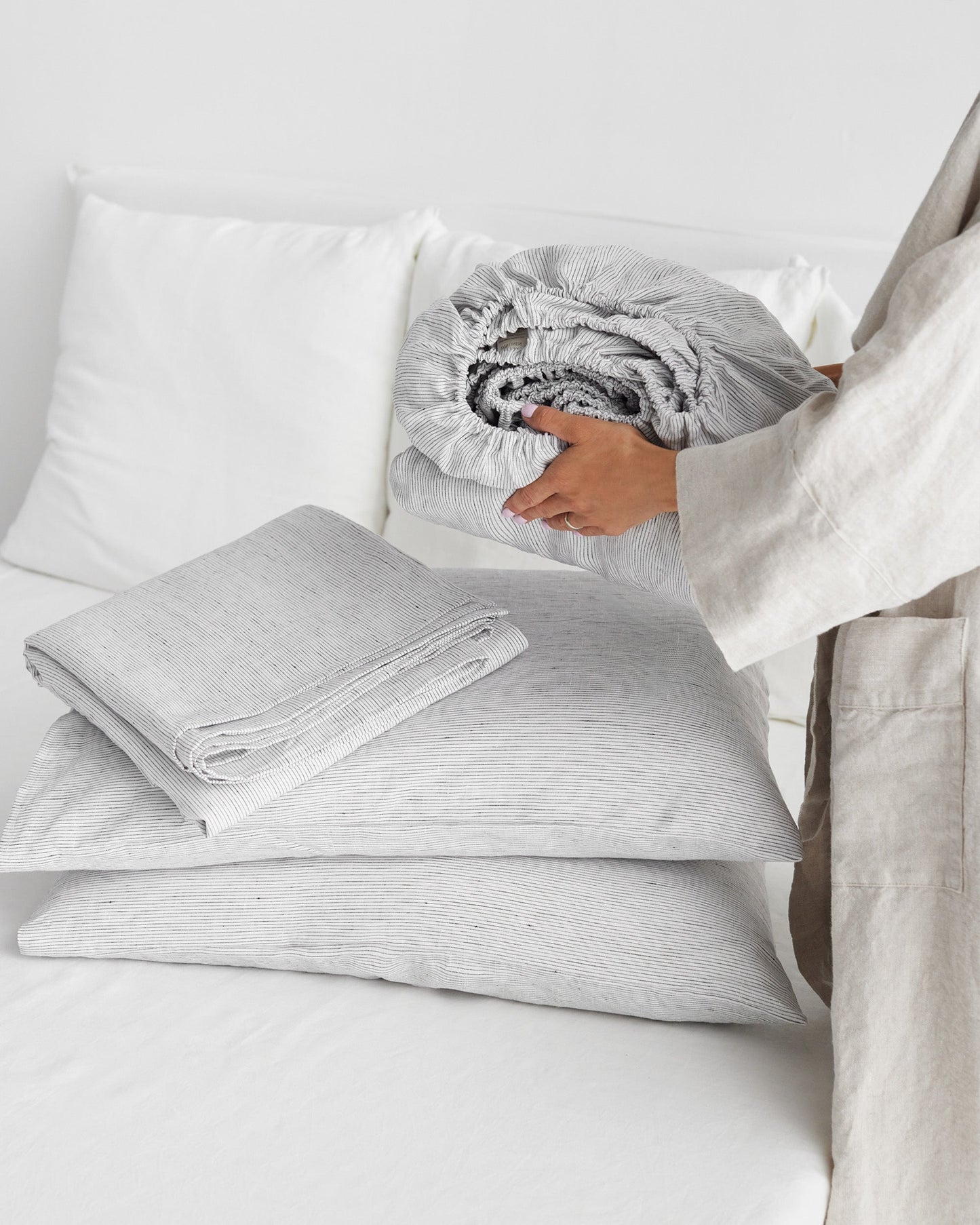 Pinstripe black linen sheet set (4 pcs)