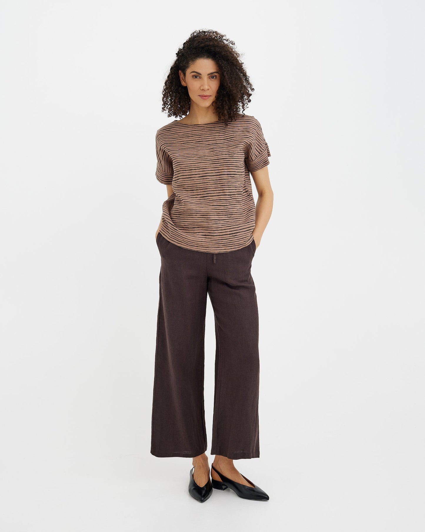 Short-sleeved linen top CALABRIA in Pastel brown Inked lines