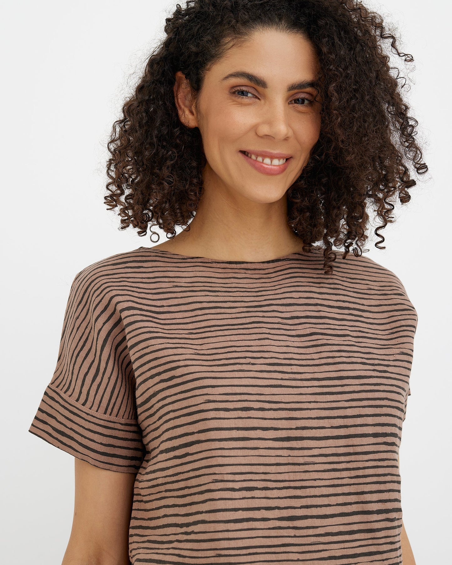 Short-sleeved linen top CALABRIA in Pastel brown Inked lines
