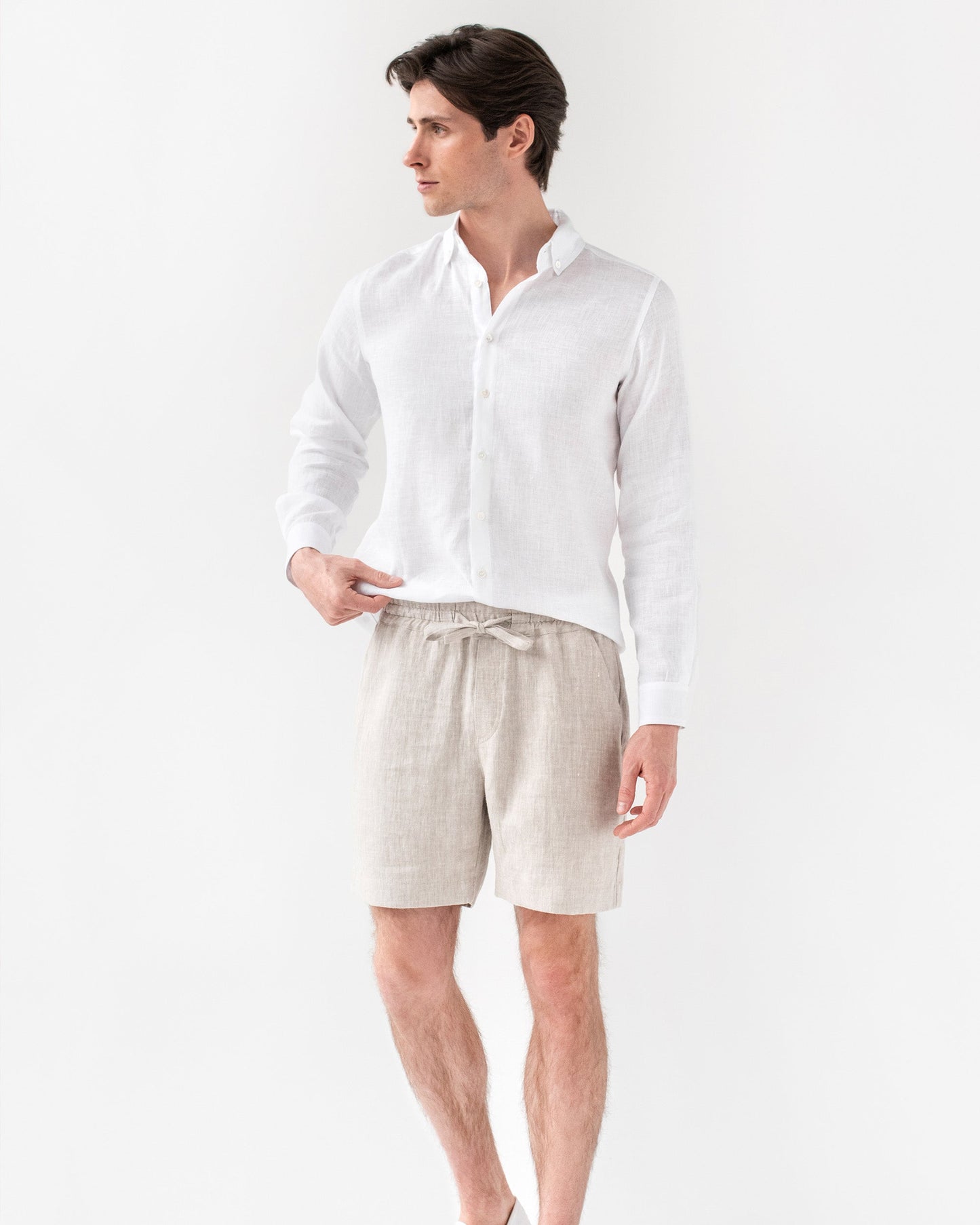 Men's linen shorts STOWE in natural melange - MagicLinen modelBoxOn