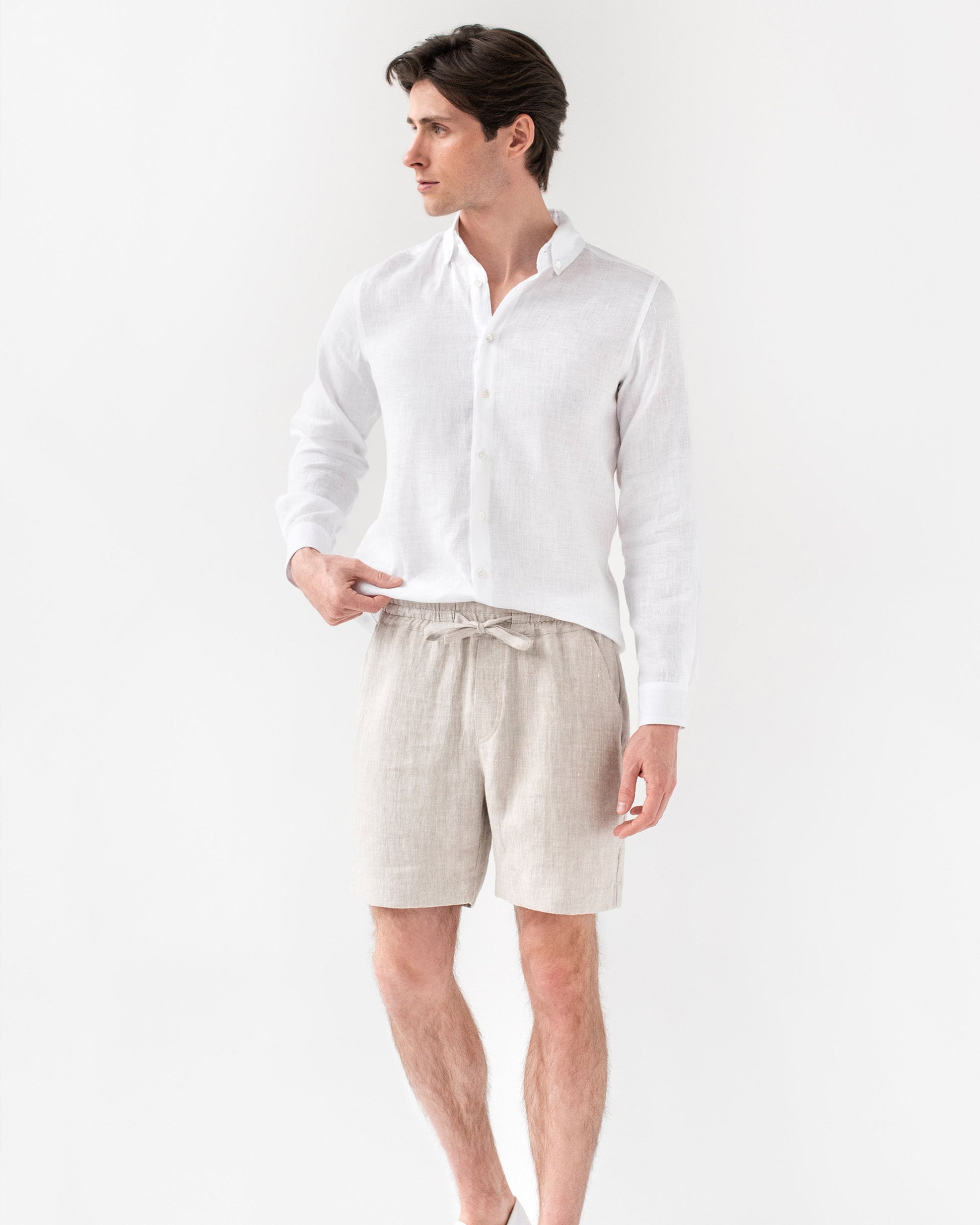 Men's linen shorts STOWE in natural melange - MagicLinen modelBoxOn