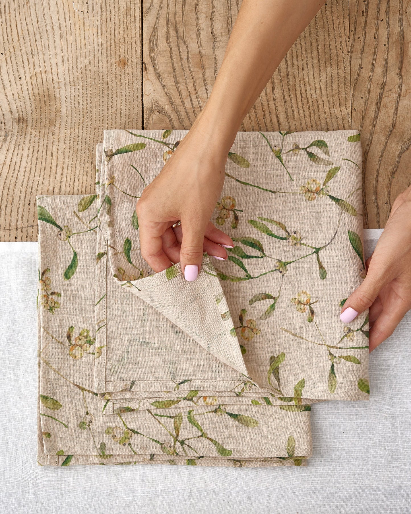 Under the mistletoe Print Linen Napkin Set | MagicLinen