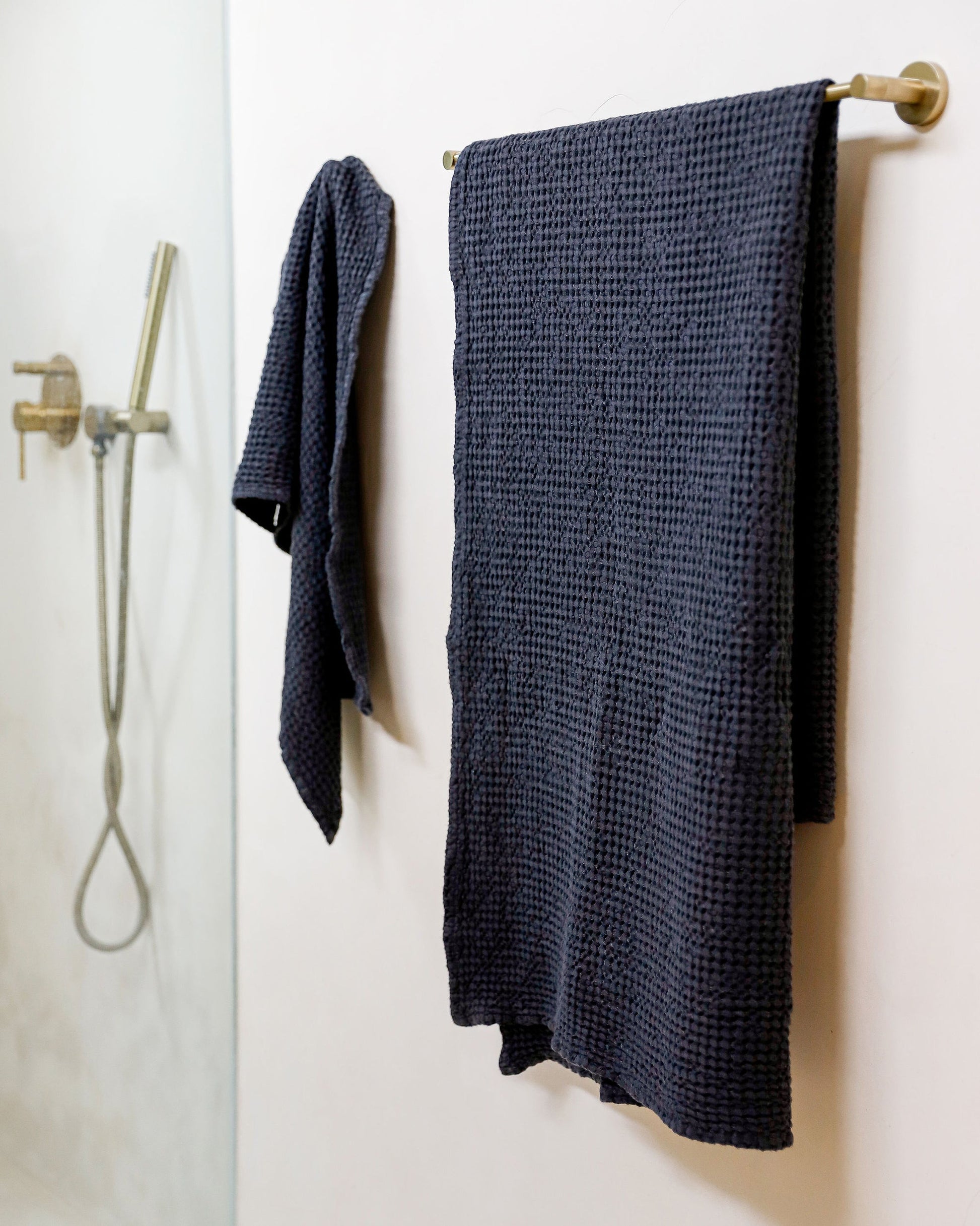 Waffle Bath Towel in Dark gray - MagicLinen