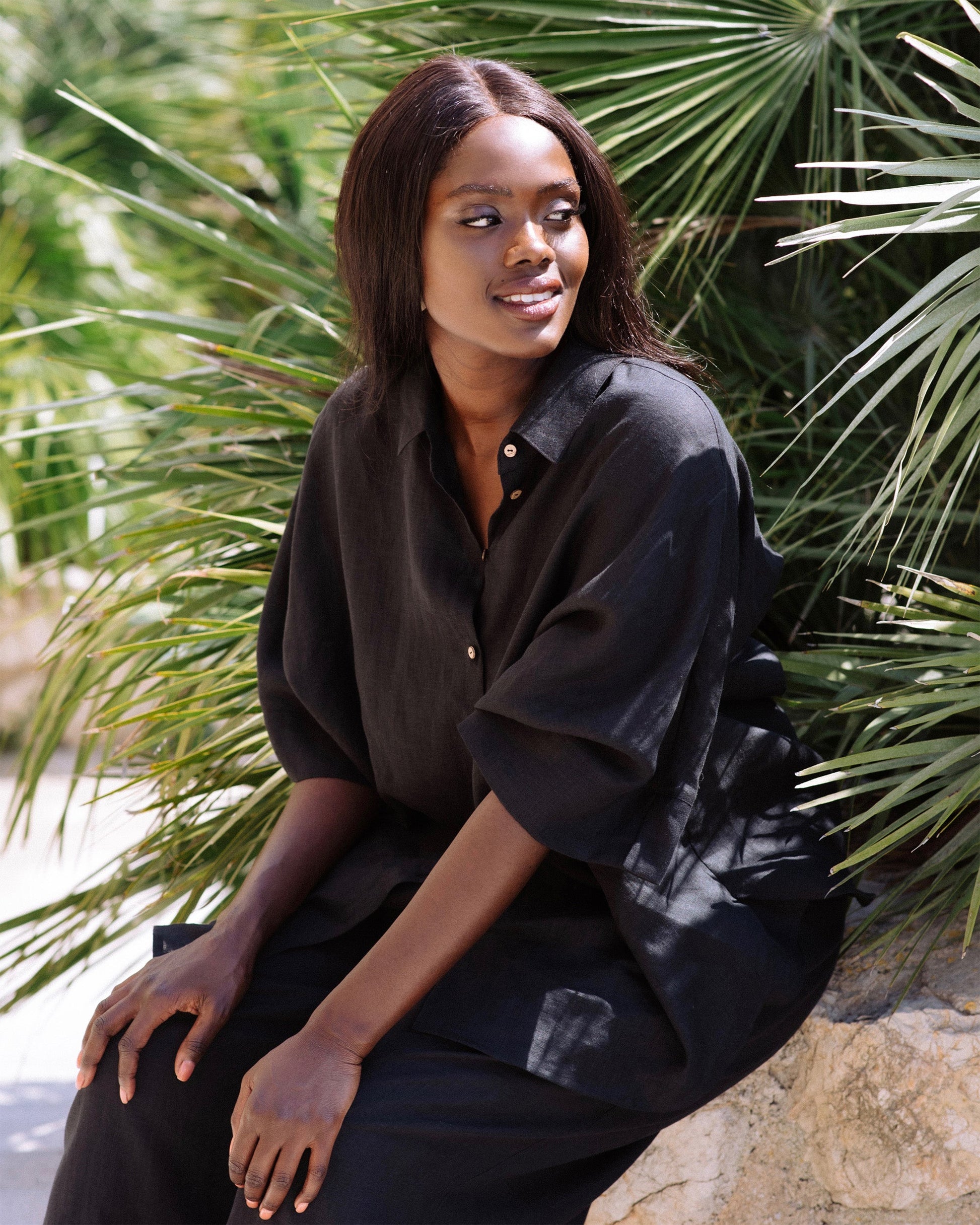 Short-sleeved linen top CABRERA in Black - MagicLinen
