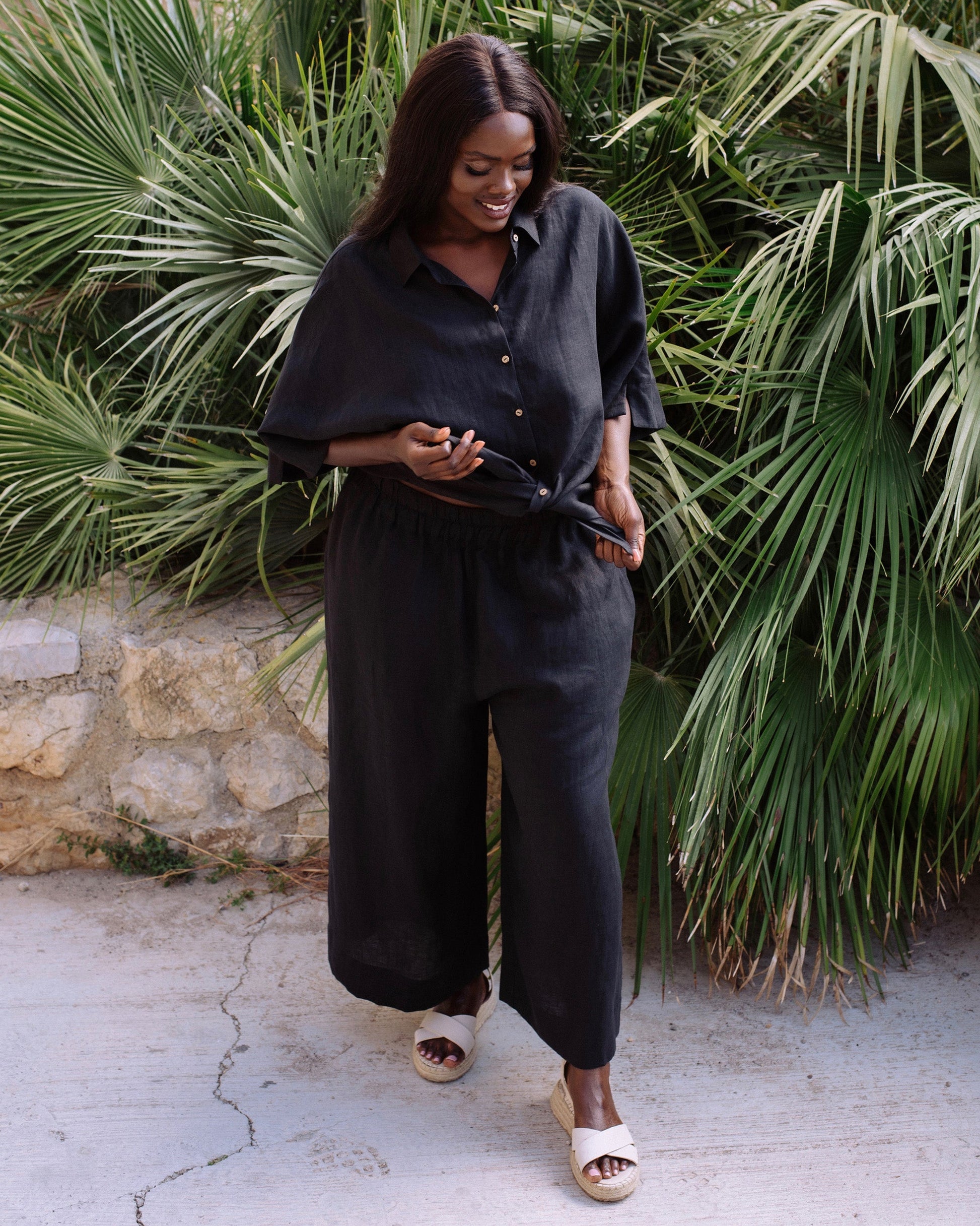 Short-sleeved linen top CABRERA in Black - MagicLinen
