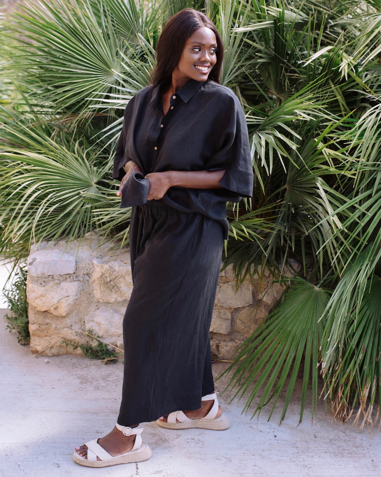 Short-sleeved linen top CABRERA in Black - MagicLinen