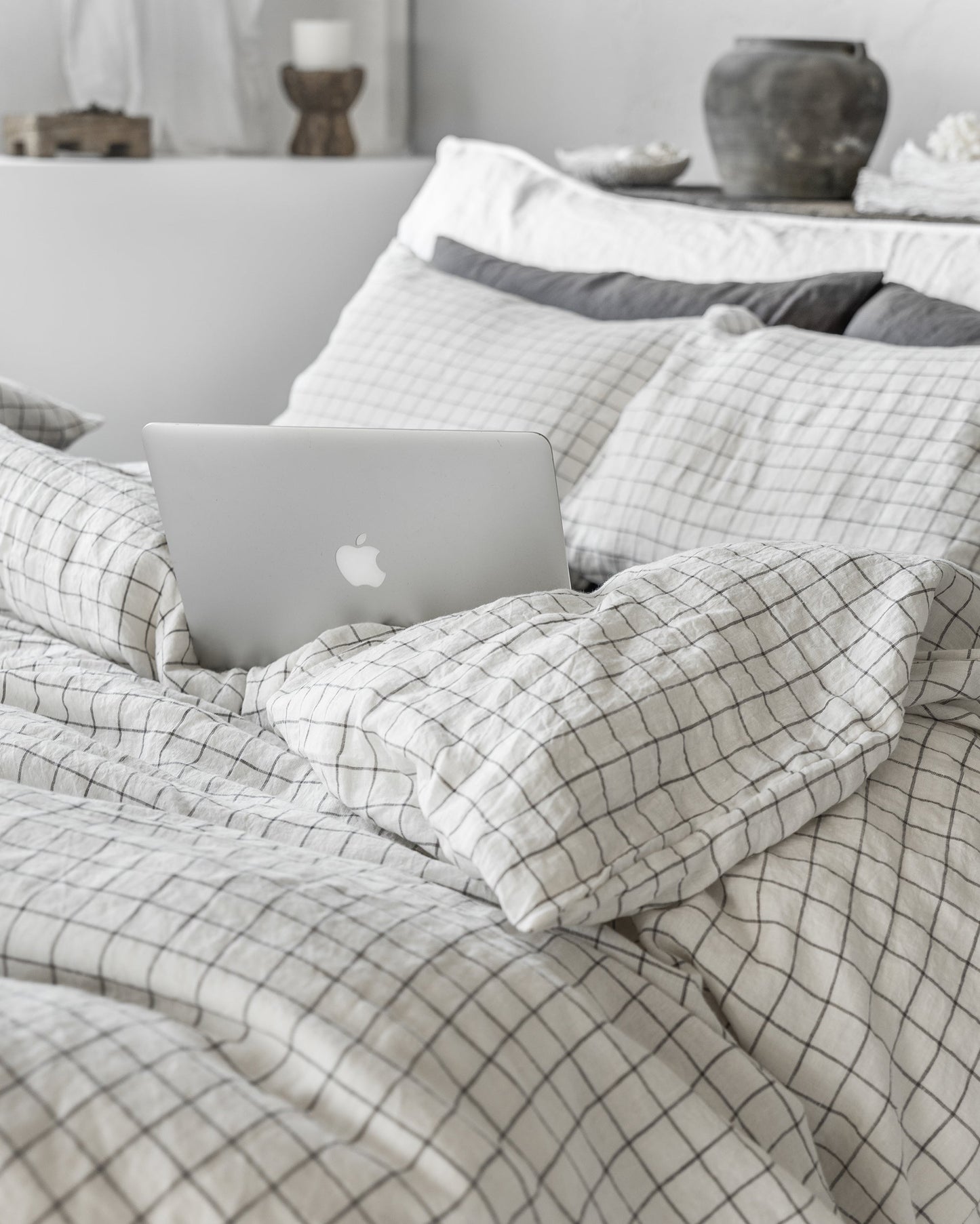 Charcoal grid linen sheet set (4 pcs) - MagicLinen